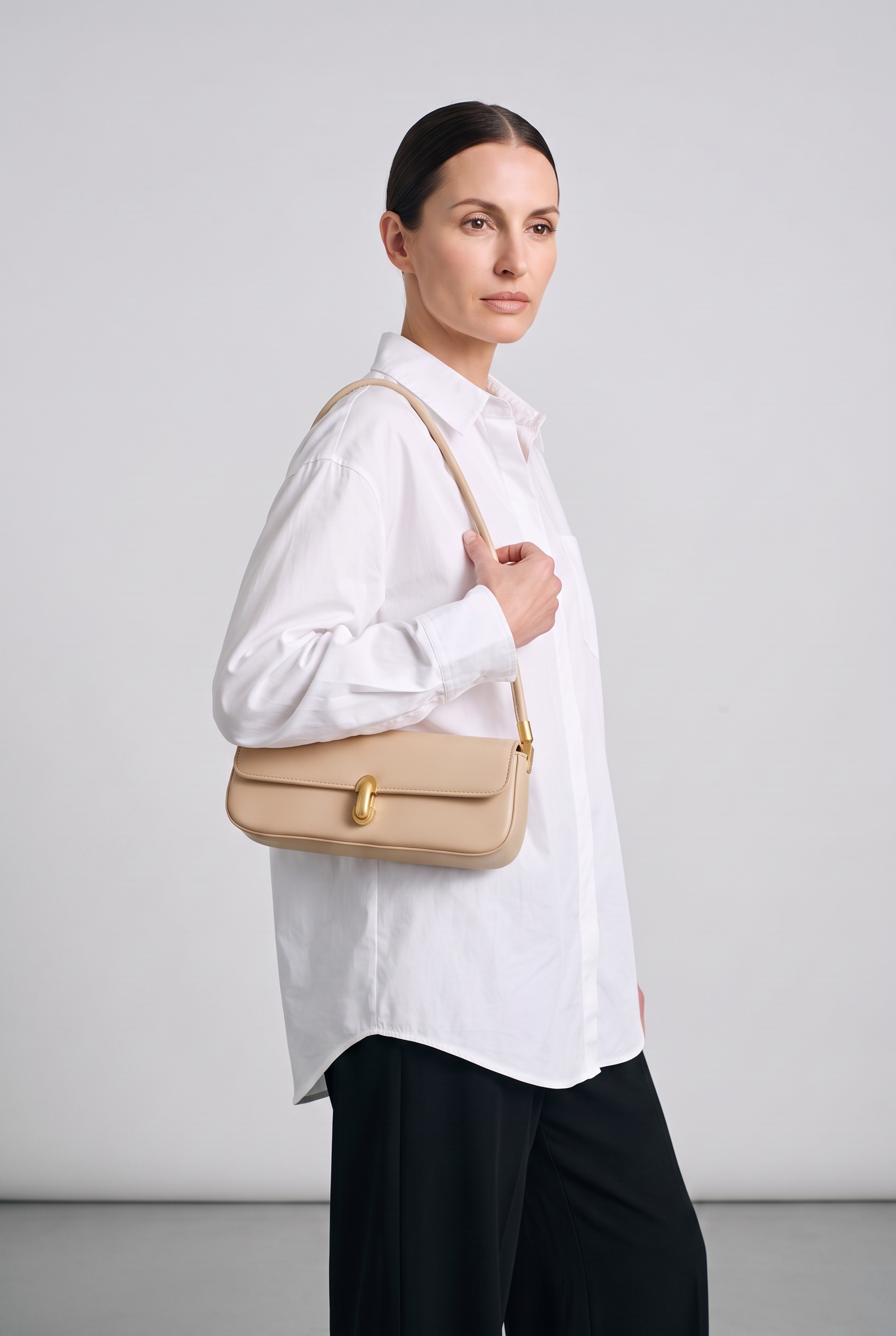 Sac ROMY beige, porté, de face