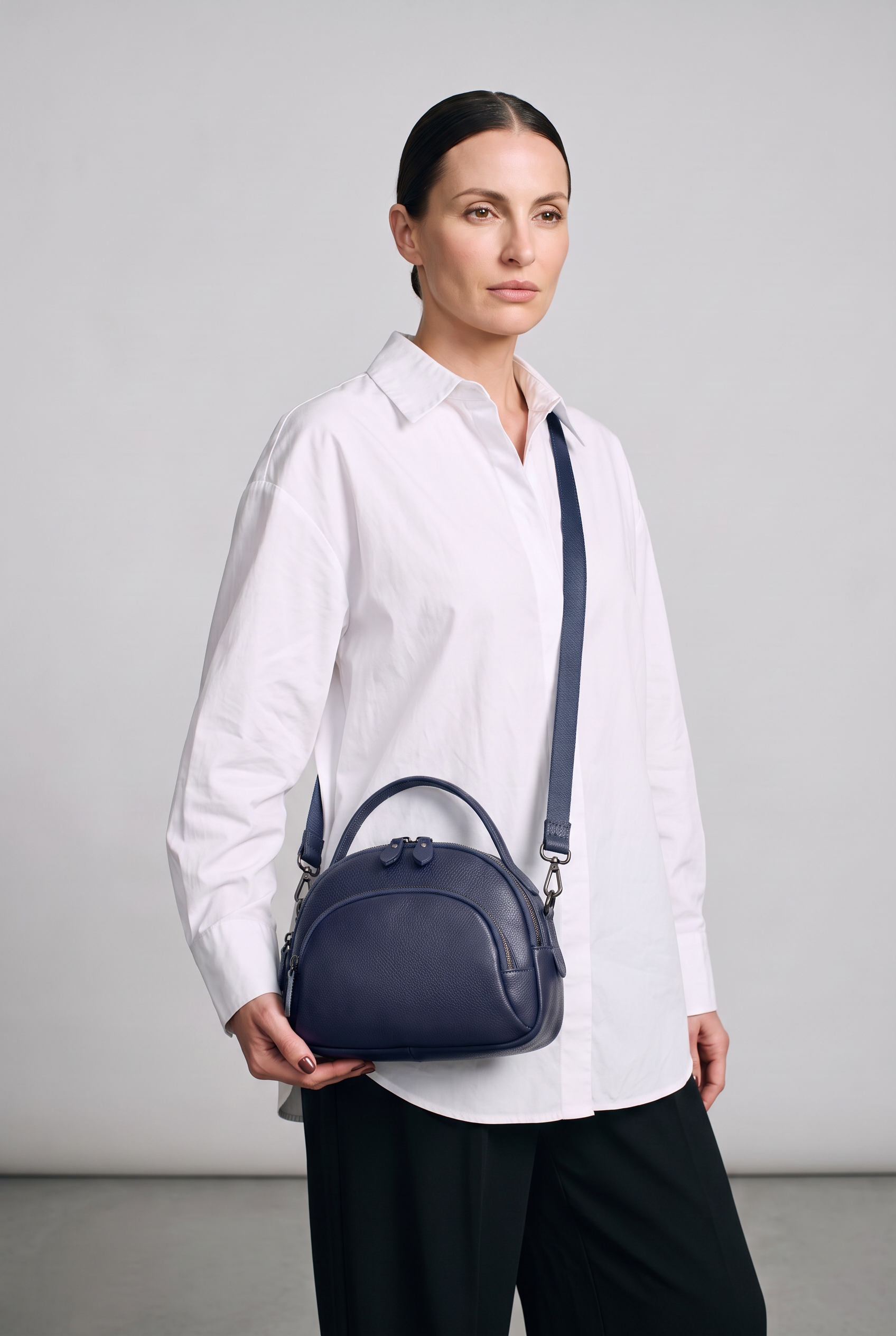 Sac CLEO marine, porté, de face