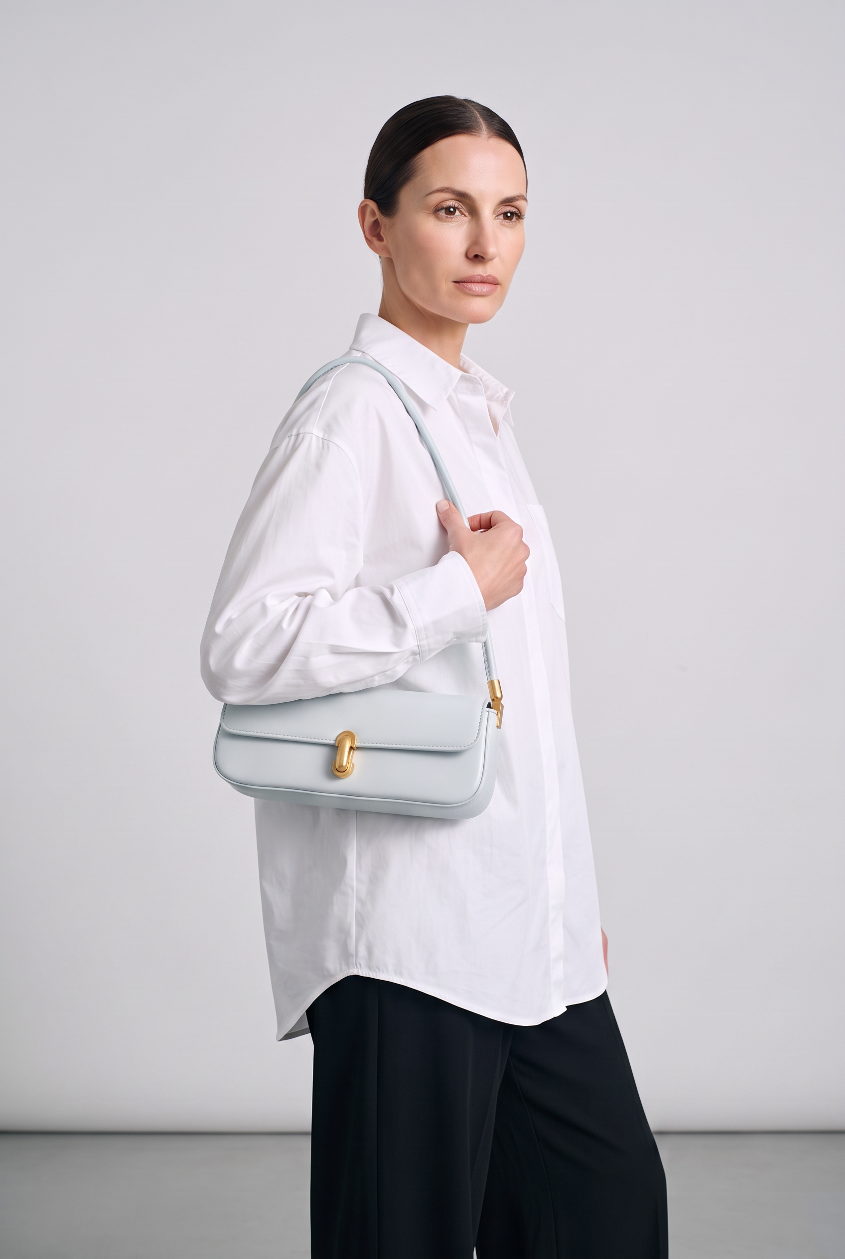 Sac ROMY bleu, porté, de face