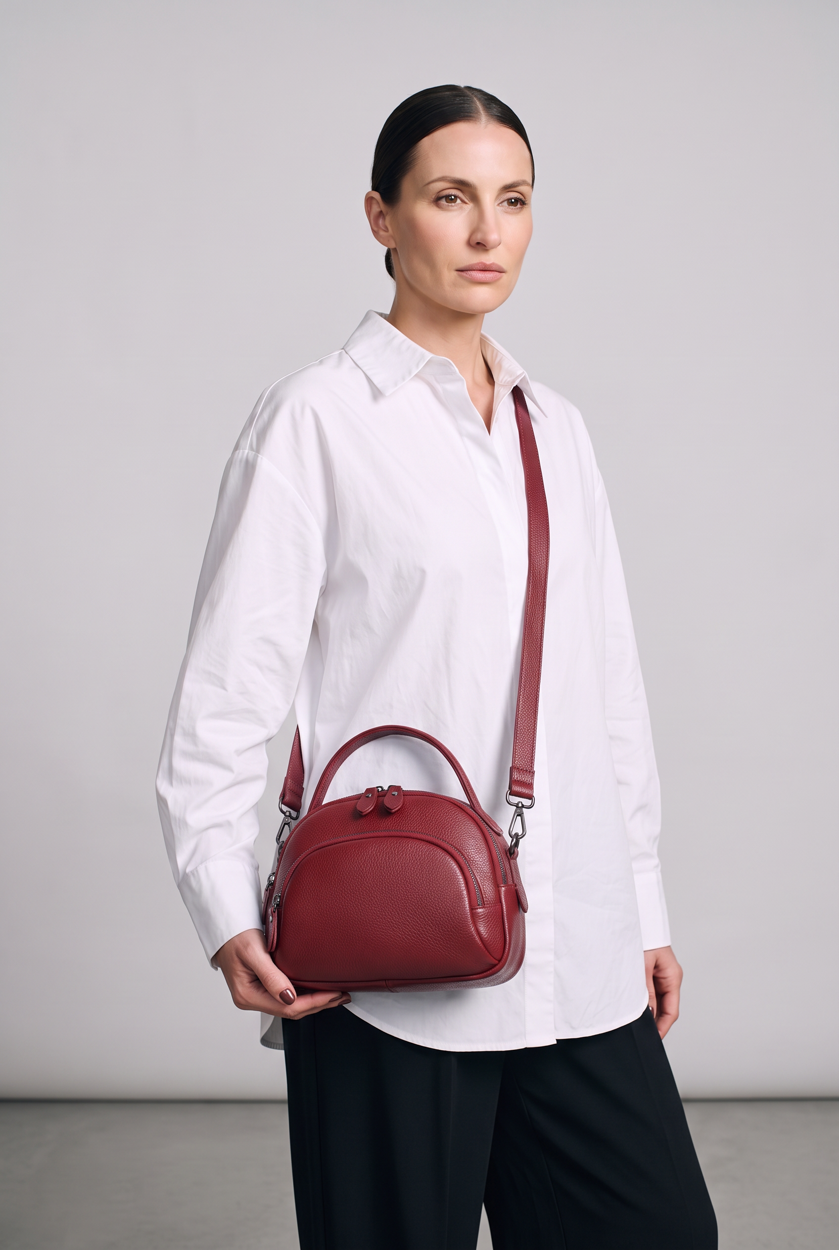 Sac CLEO rouge, porté, de face