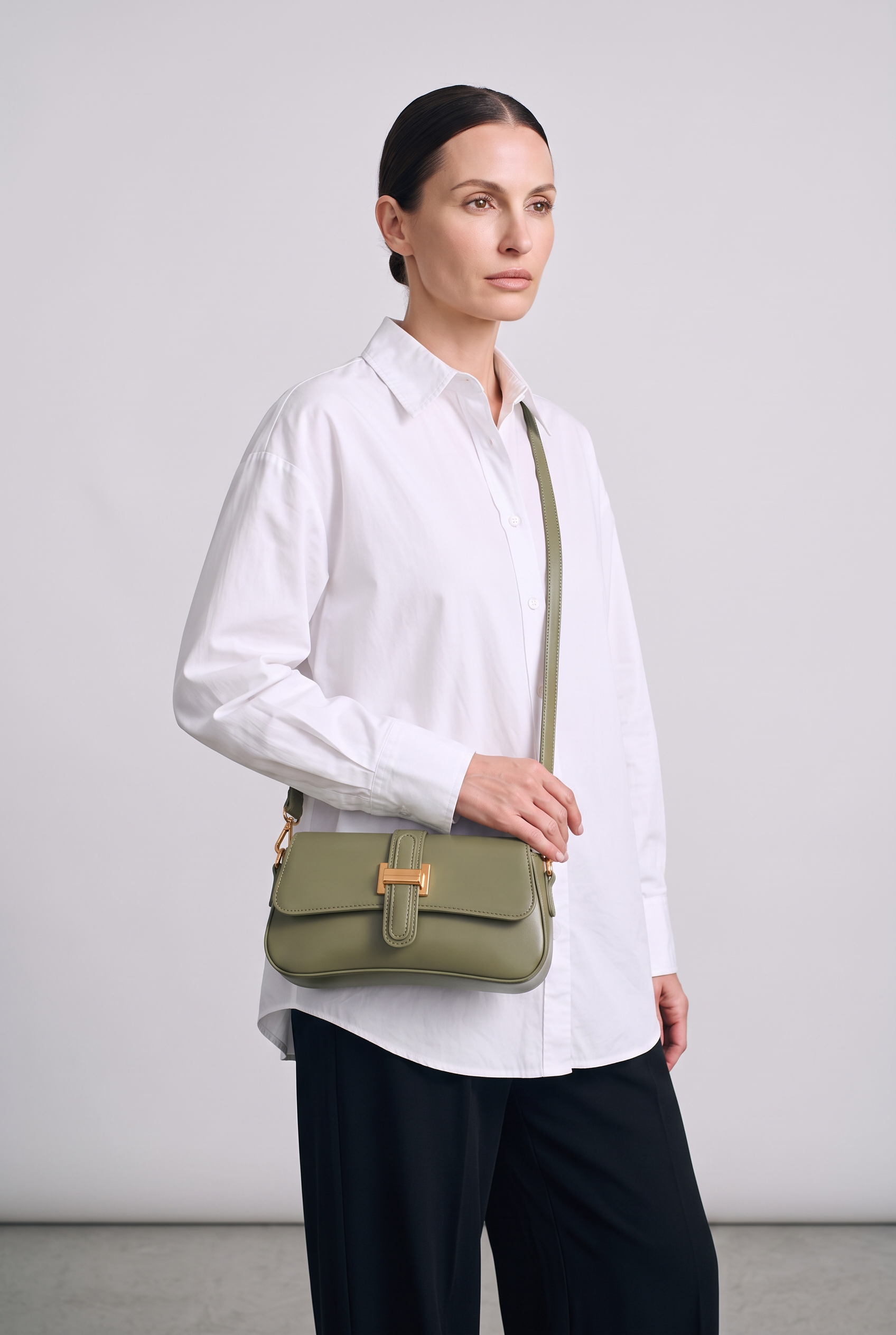 Sac HARLOW vert, porté, de face
