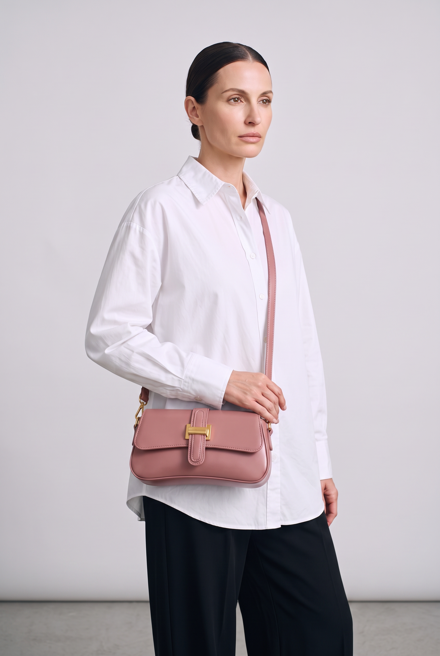 Sac HARLOW rose, porté, de face