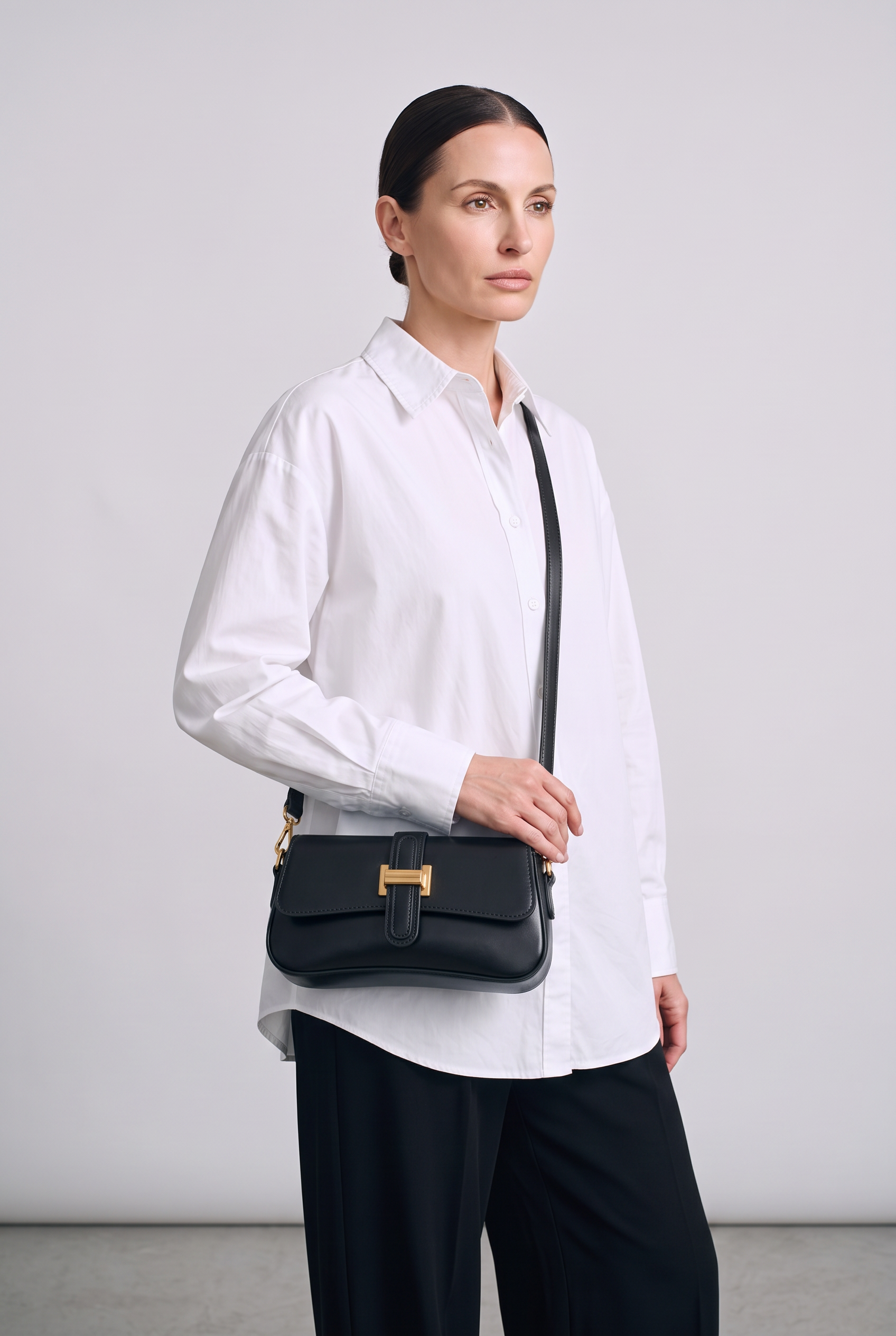 Sac HARLOW noir, porté, de face