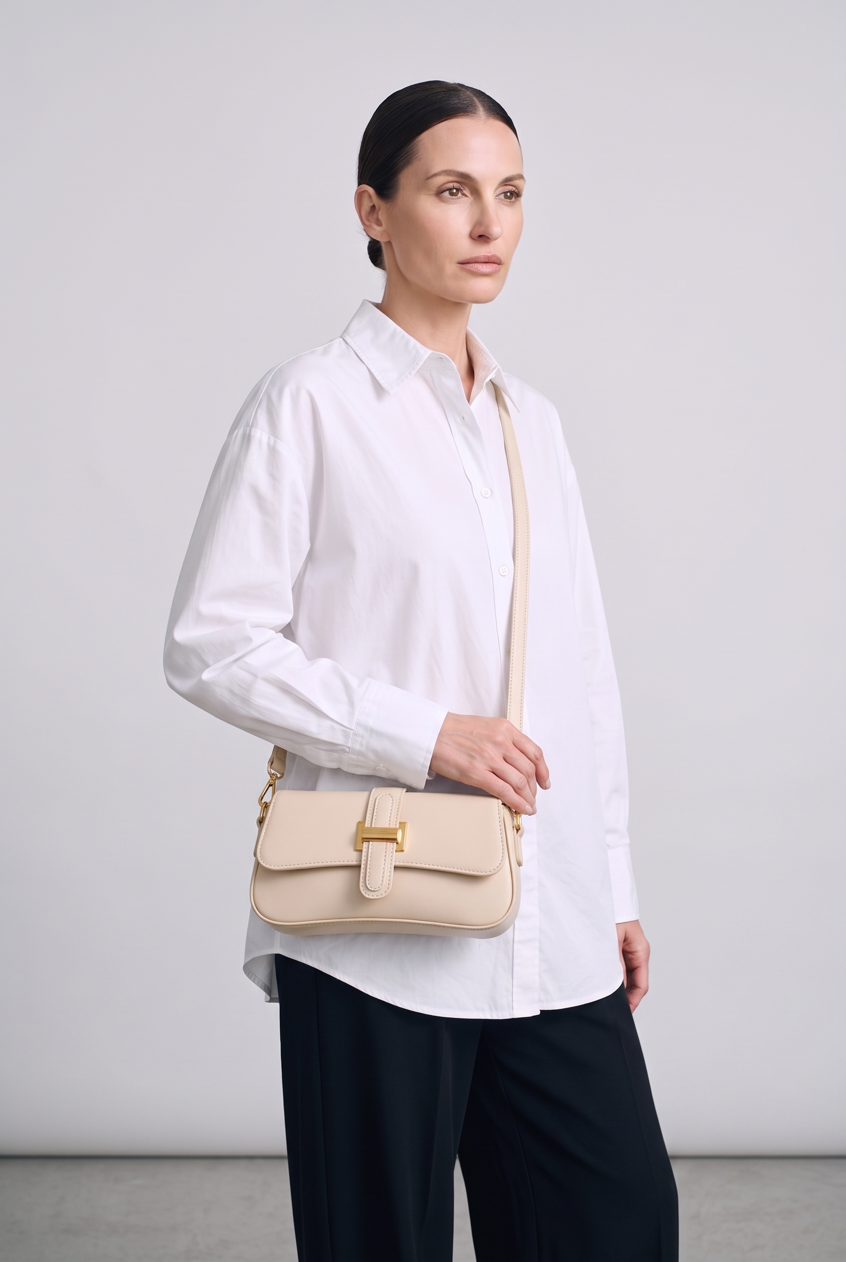 Sac HARLOW blanc, porté, de face