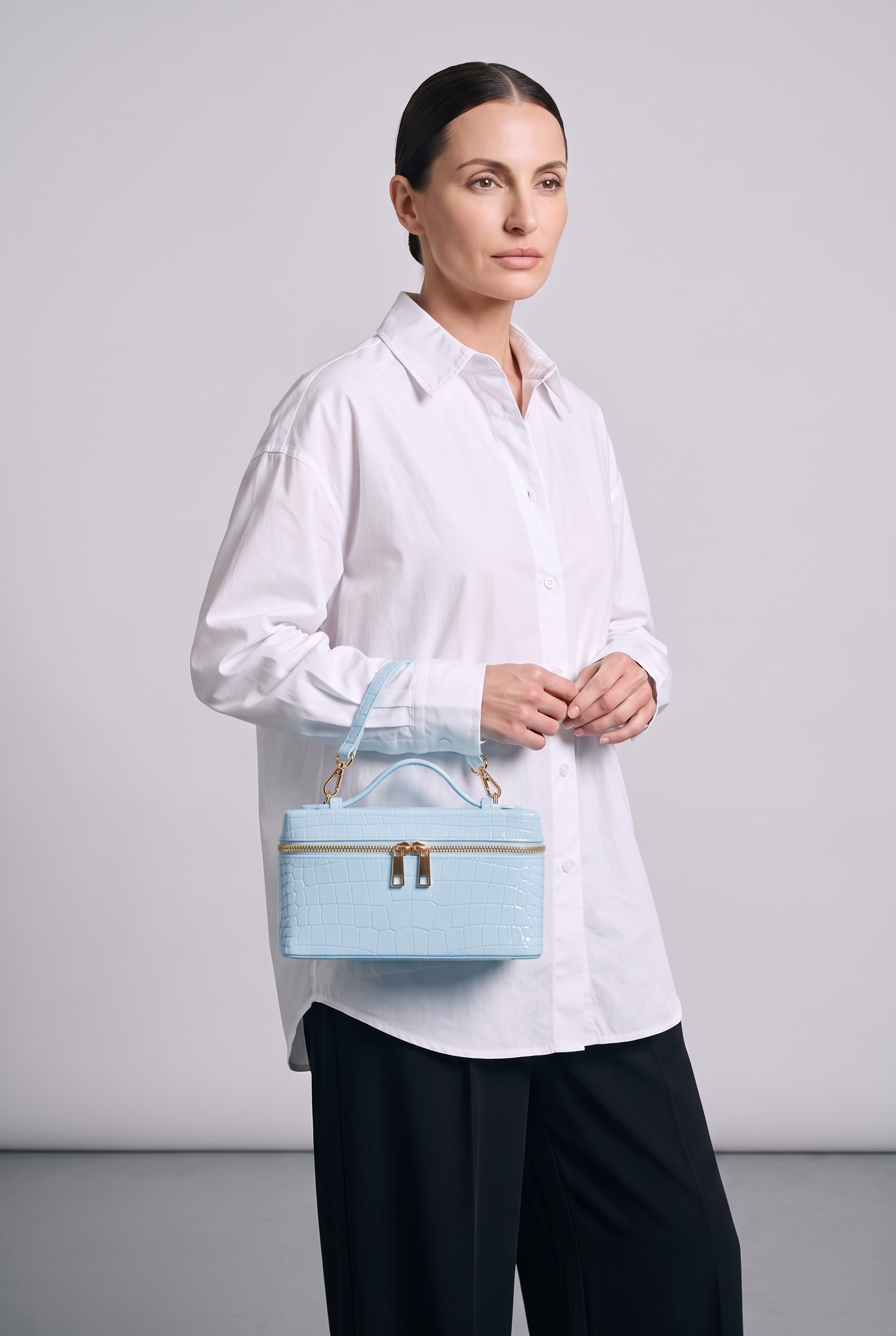 Sac IRIS bleu, porté, de face