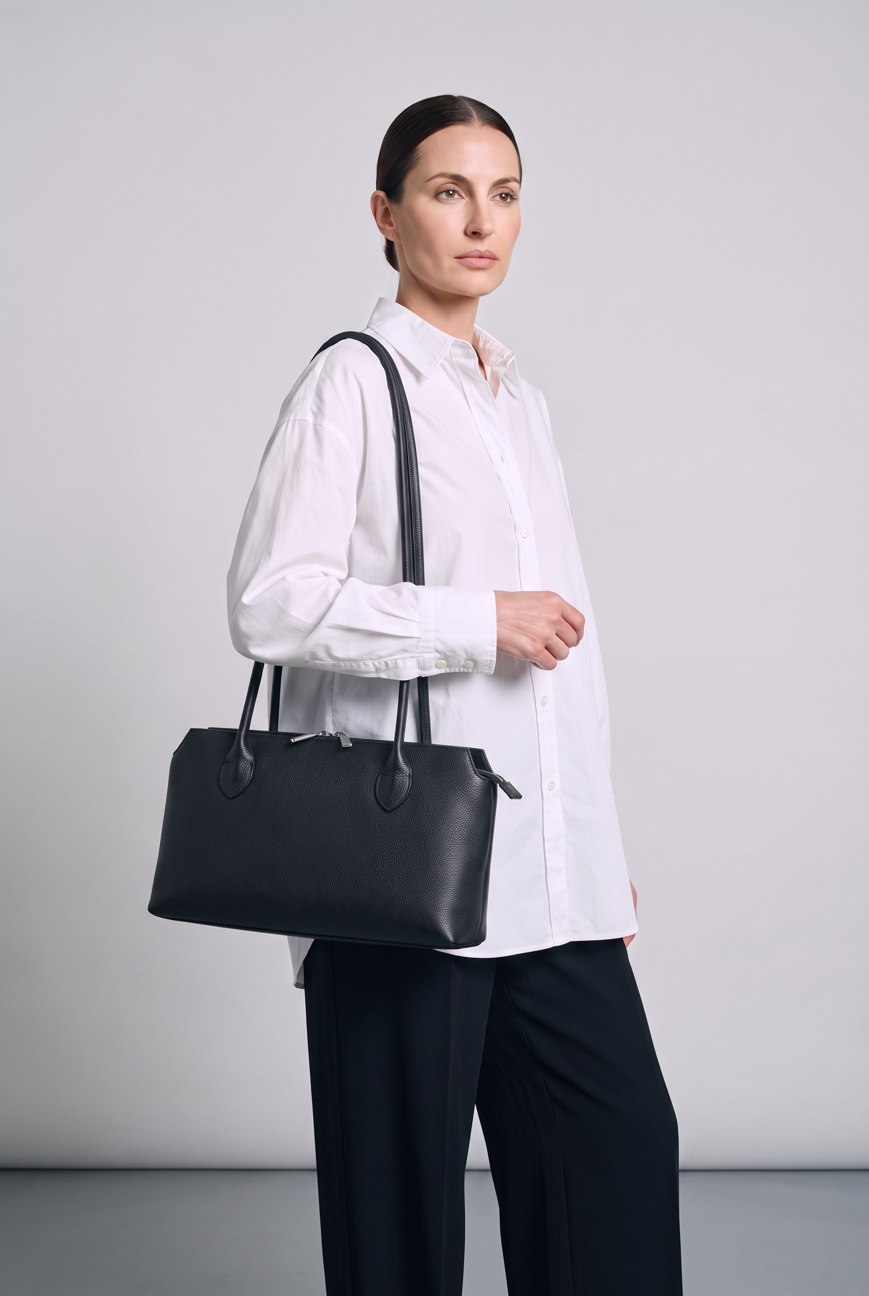 Sac AVA noir, porté, de face