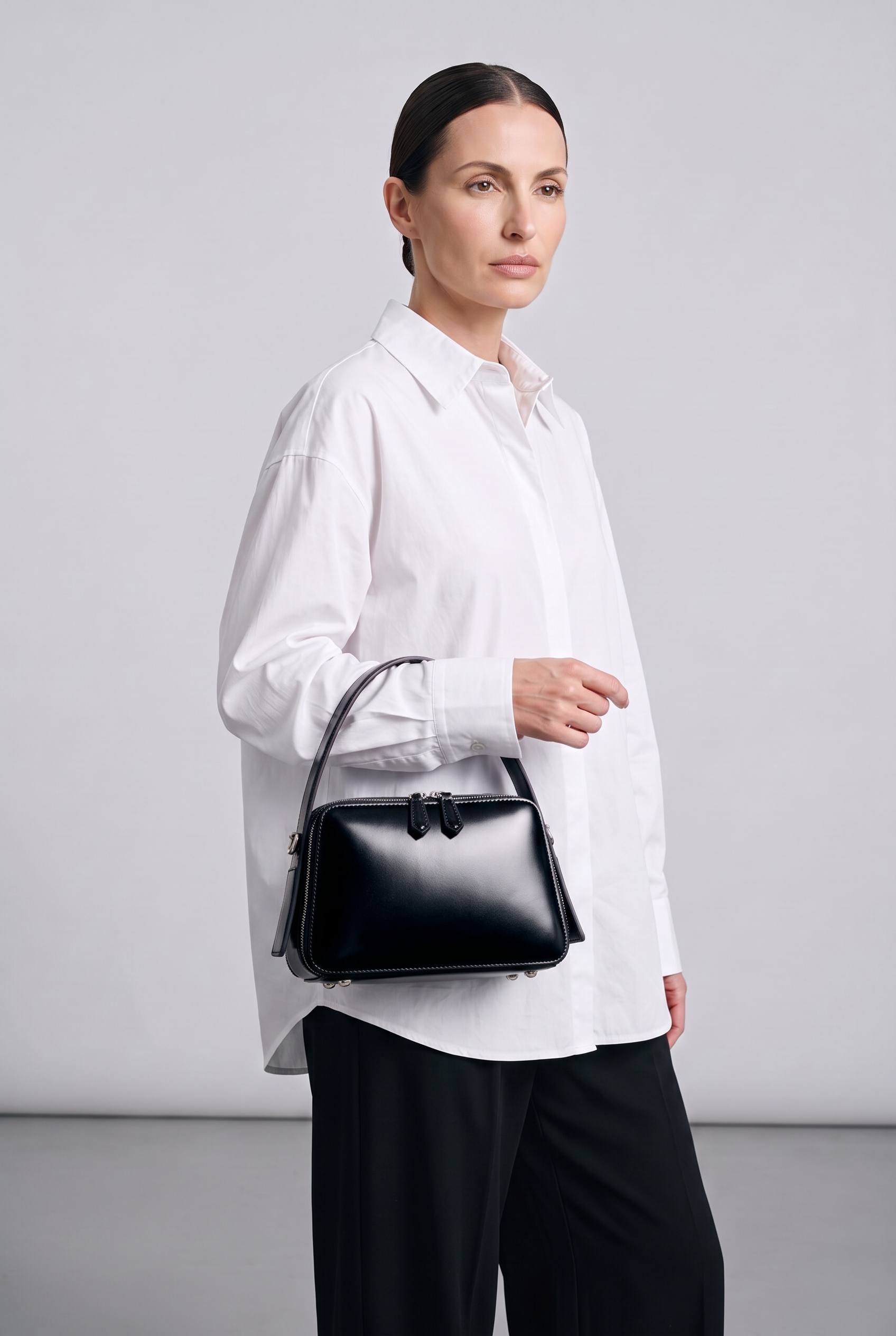 Sac BELLA noir, porté, de face