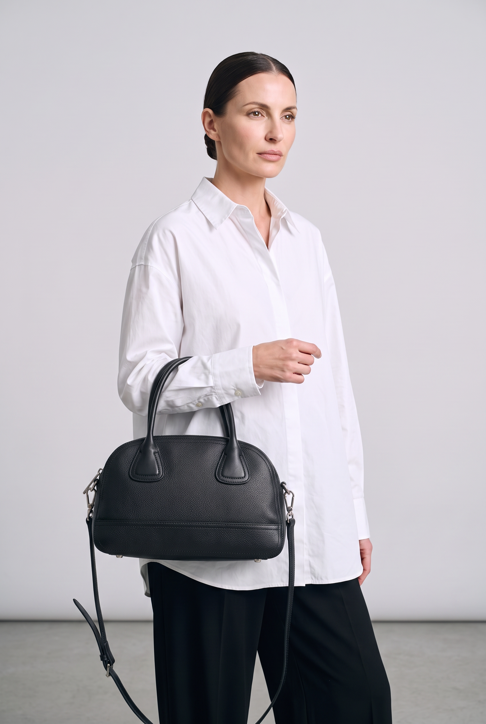 Sac YUKI noir, porté, de face