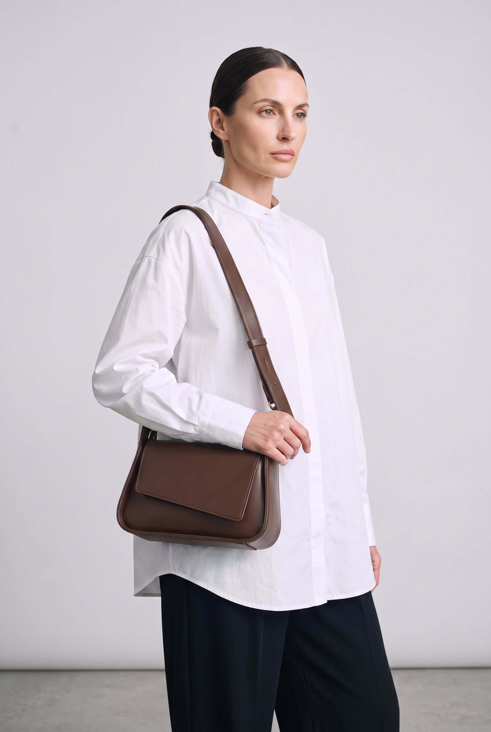 Sac JUNE marron, porté, de face
