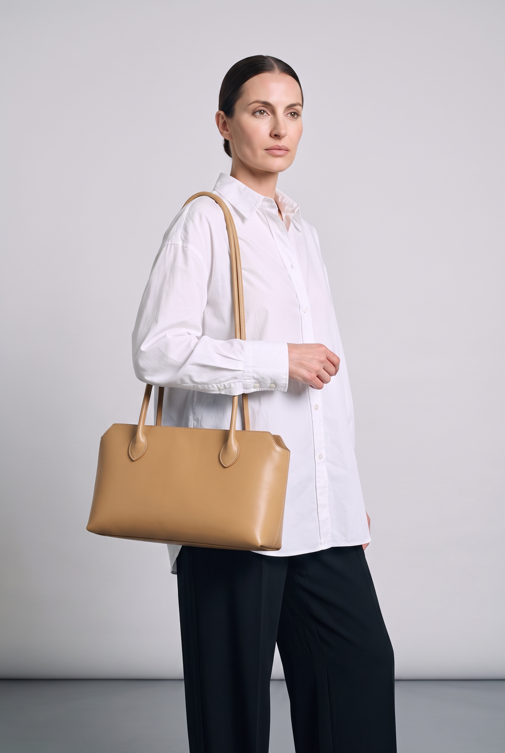 Sac AVA camel, porté, de face