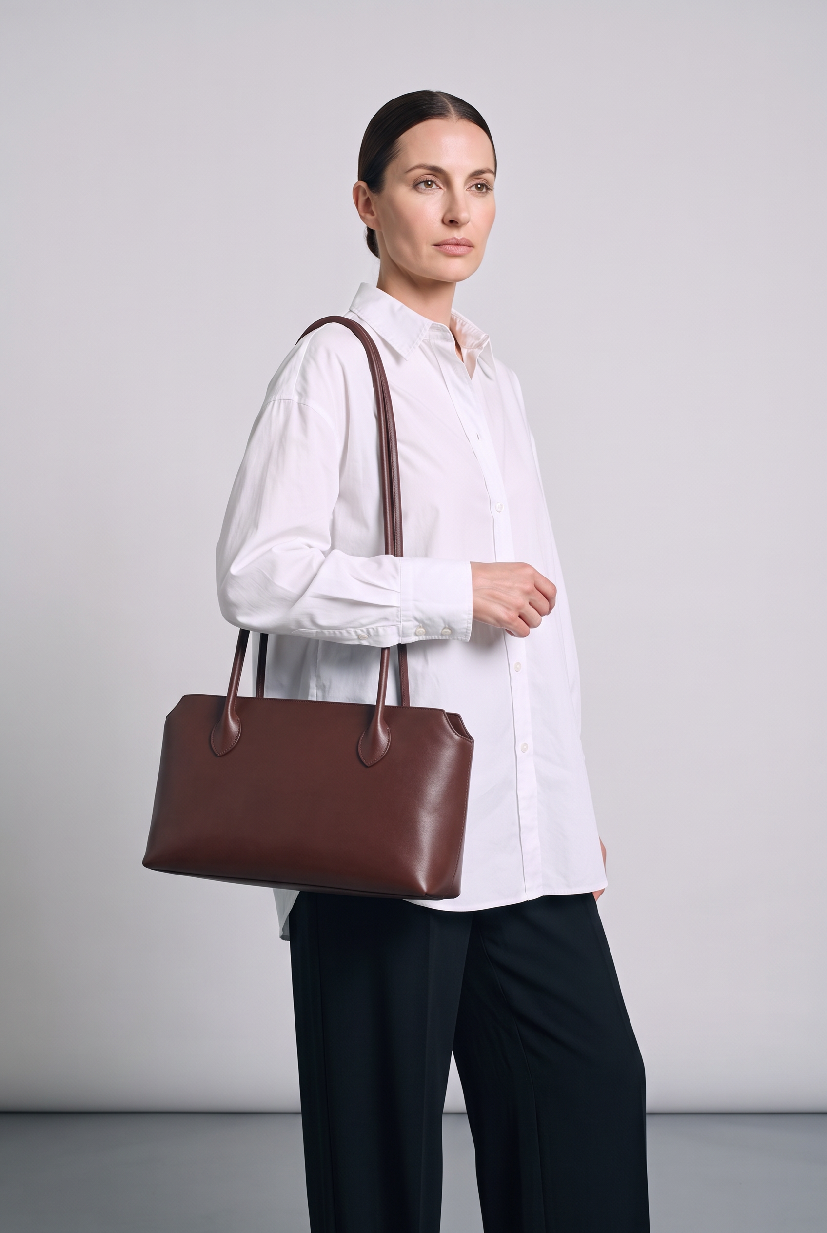 Sac AVA marron, porté, de face