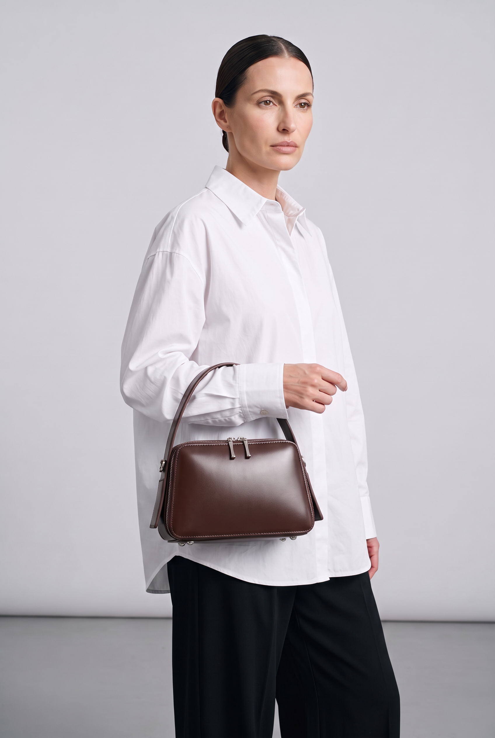 Sac BELLA marron foncé, porté, de face