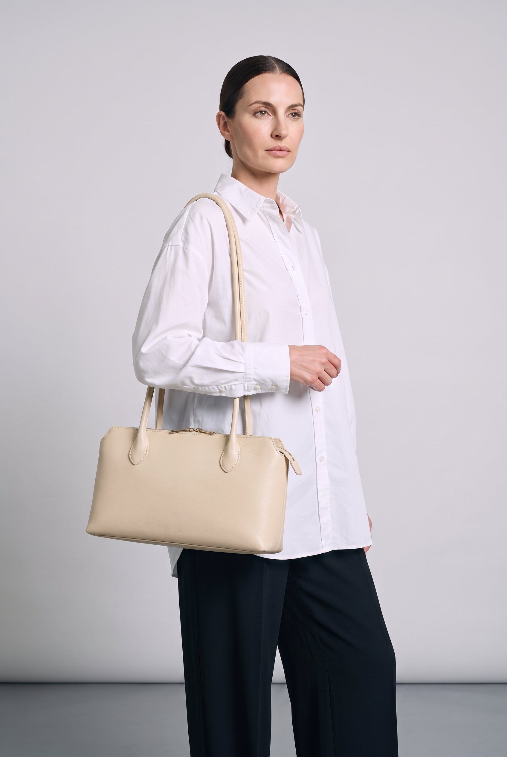Sac AVA crème, porté, de face