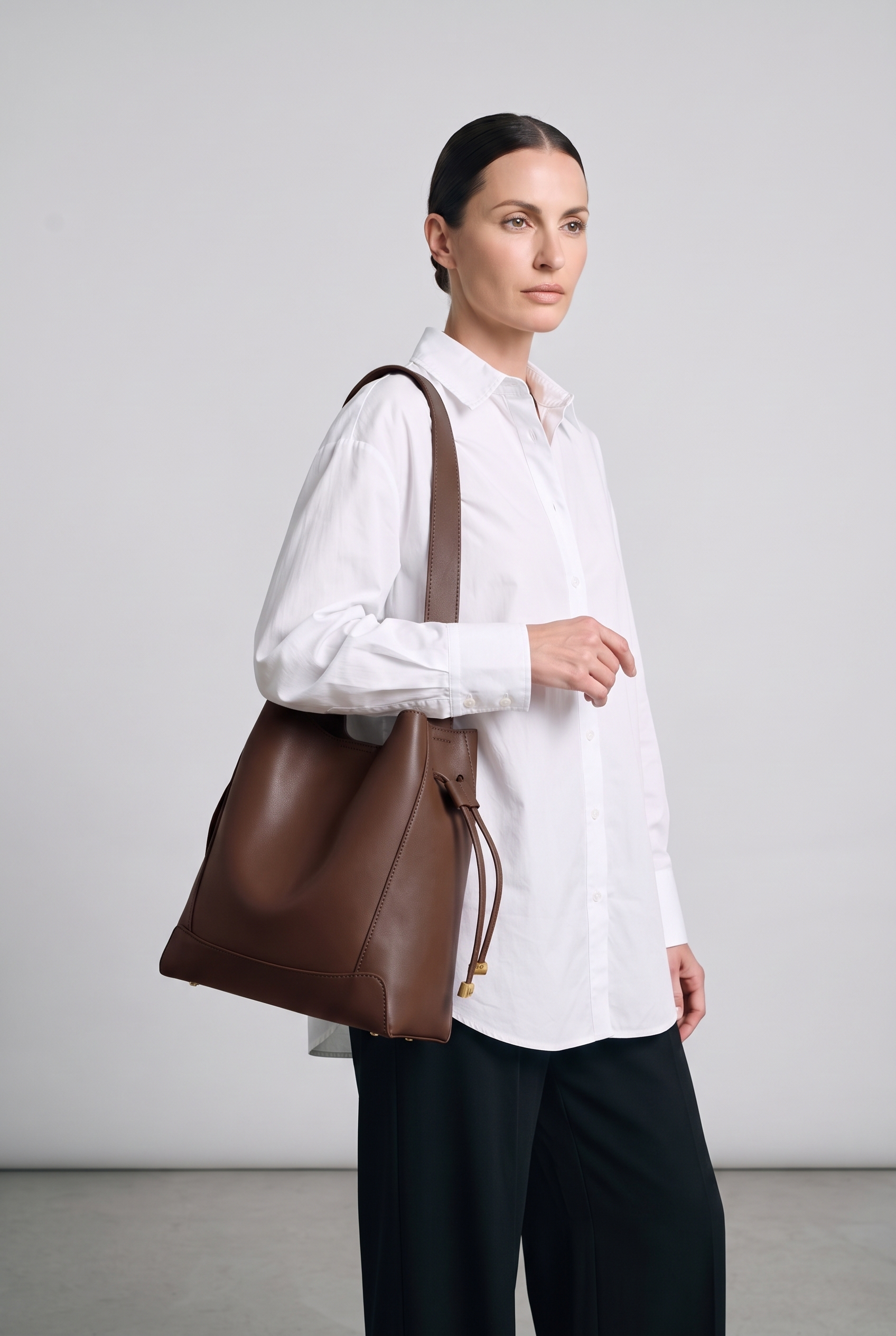 Sac LEILA marron, porté, de face