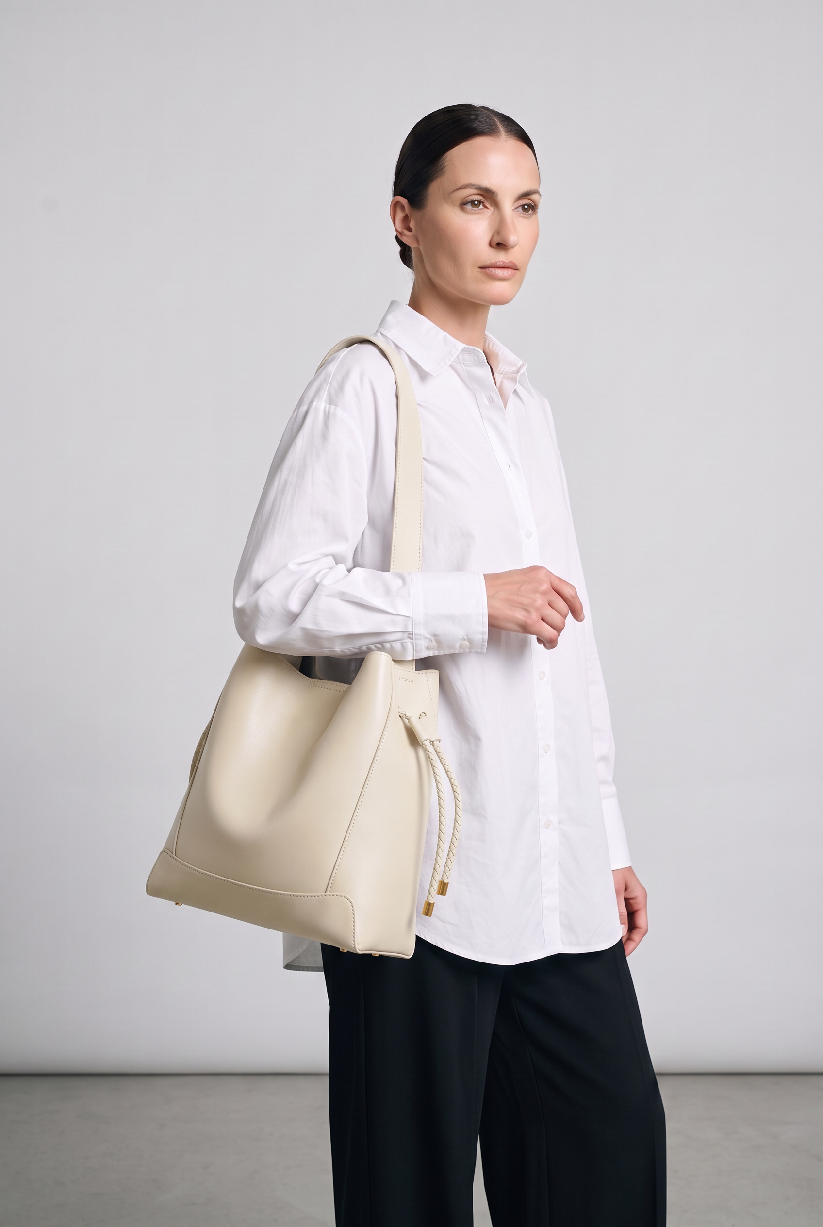 Sac LEILA blanc, porté, de face