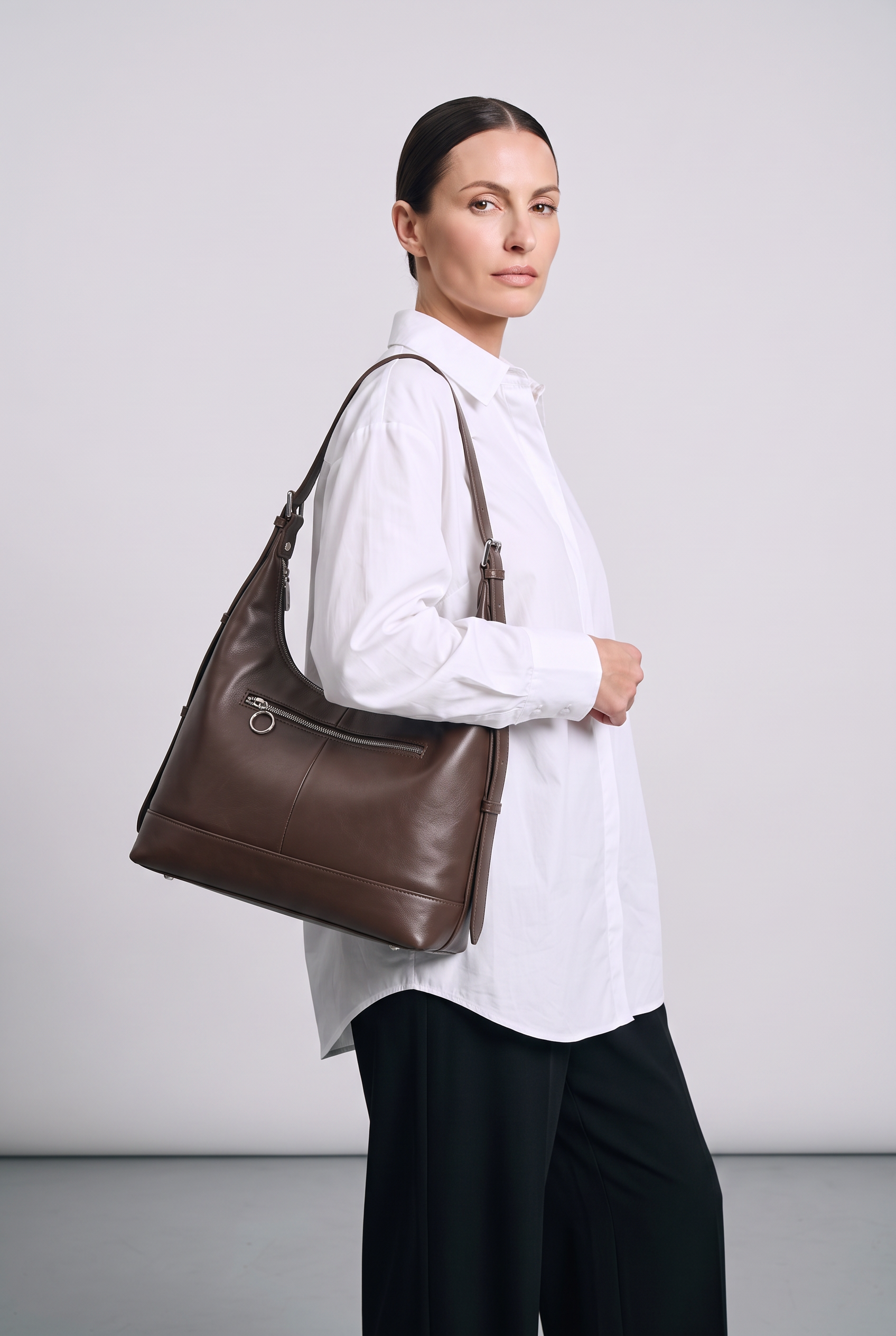 Sac AMELIA marron, porté, de face