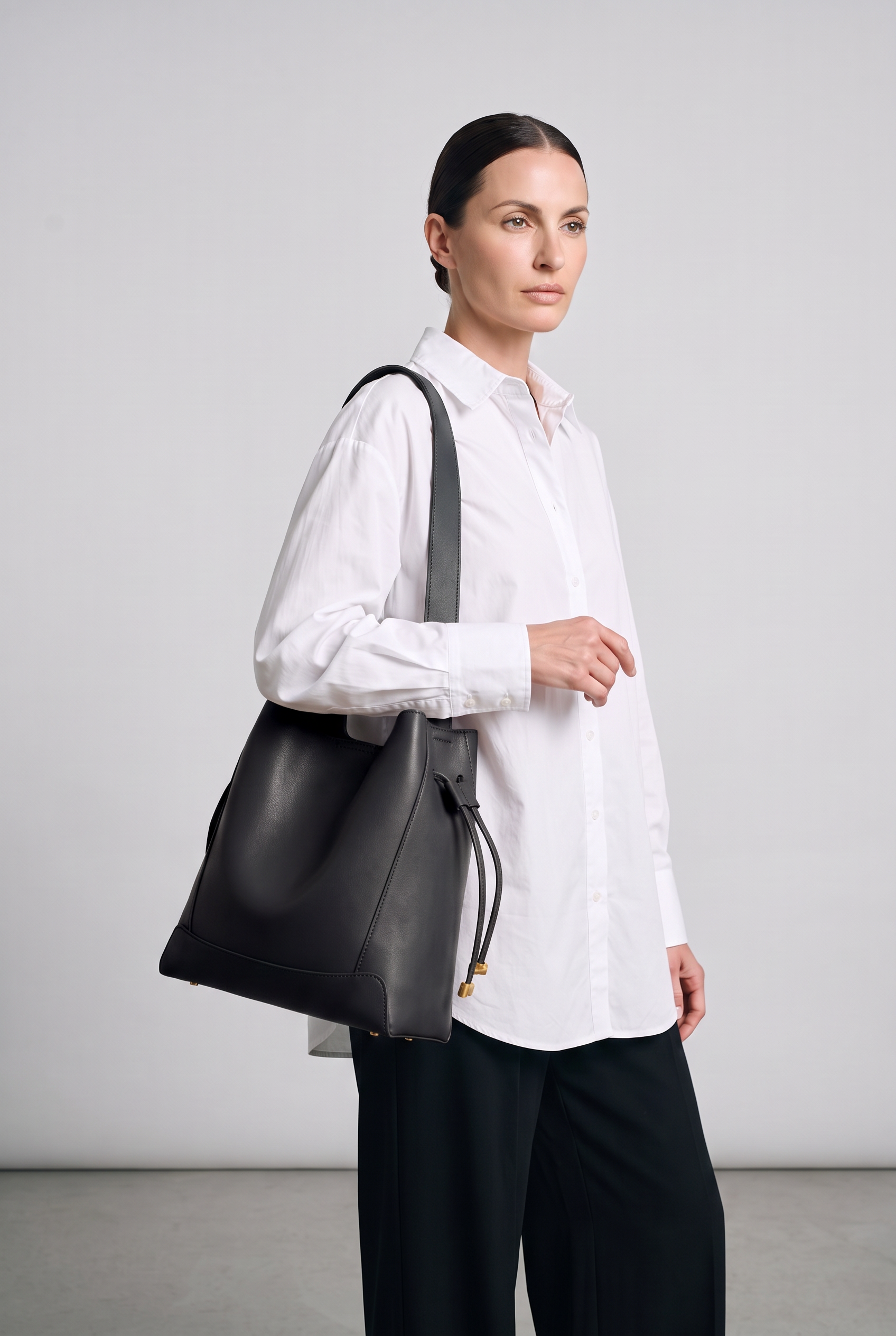 Sac LEILA noir, porté, de face