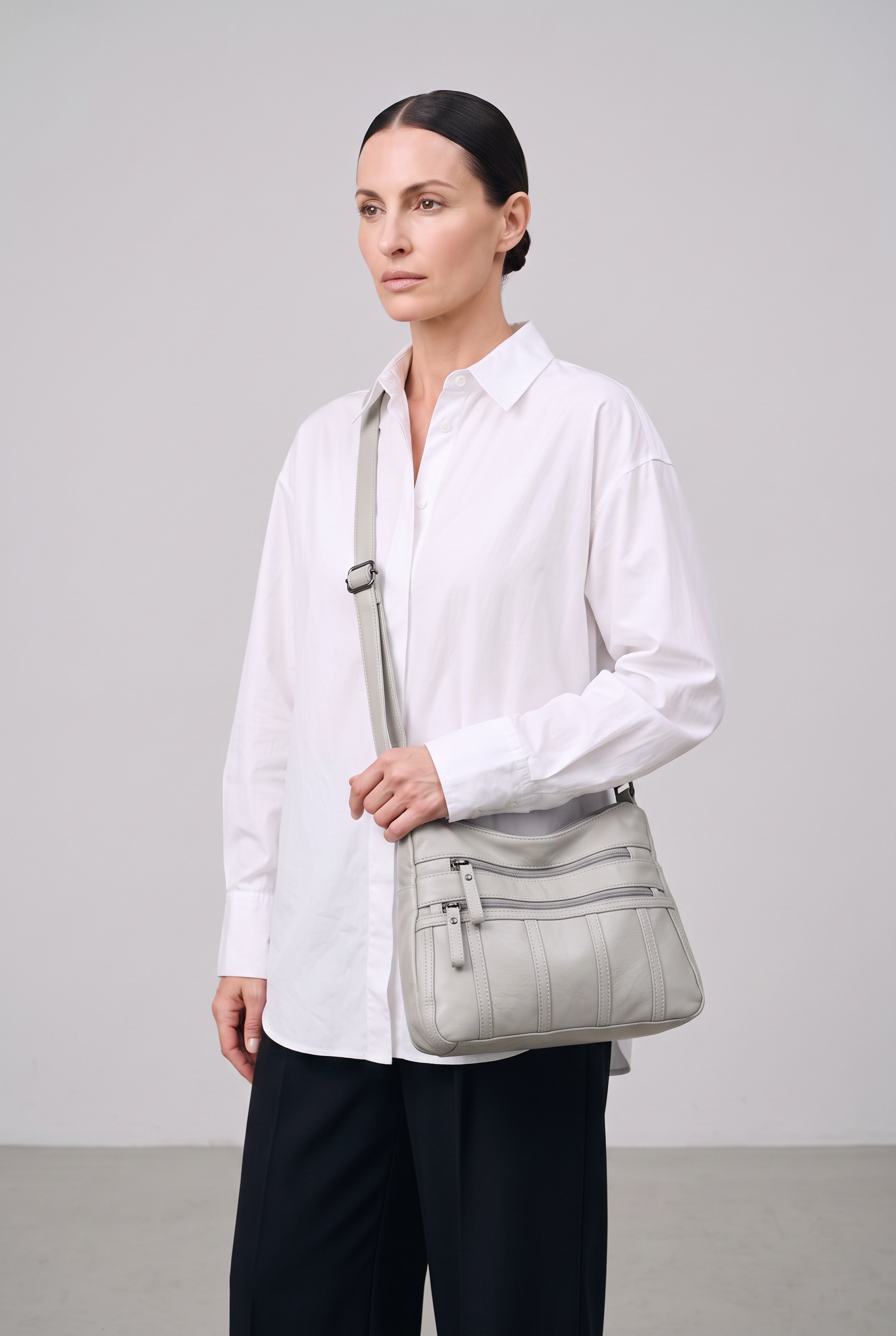 Sac TESSA gris clair, porté, de face
