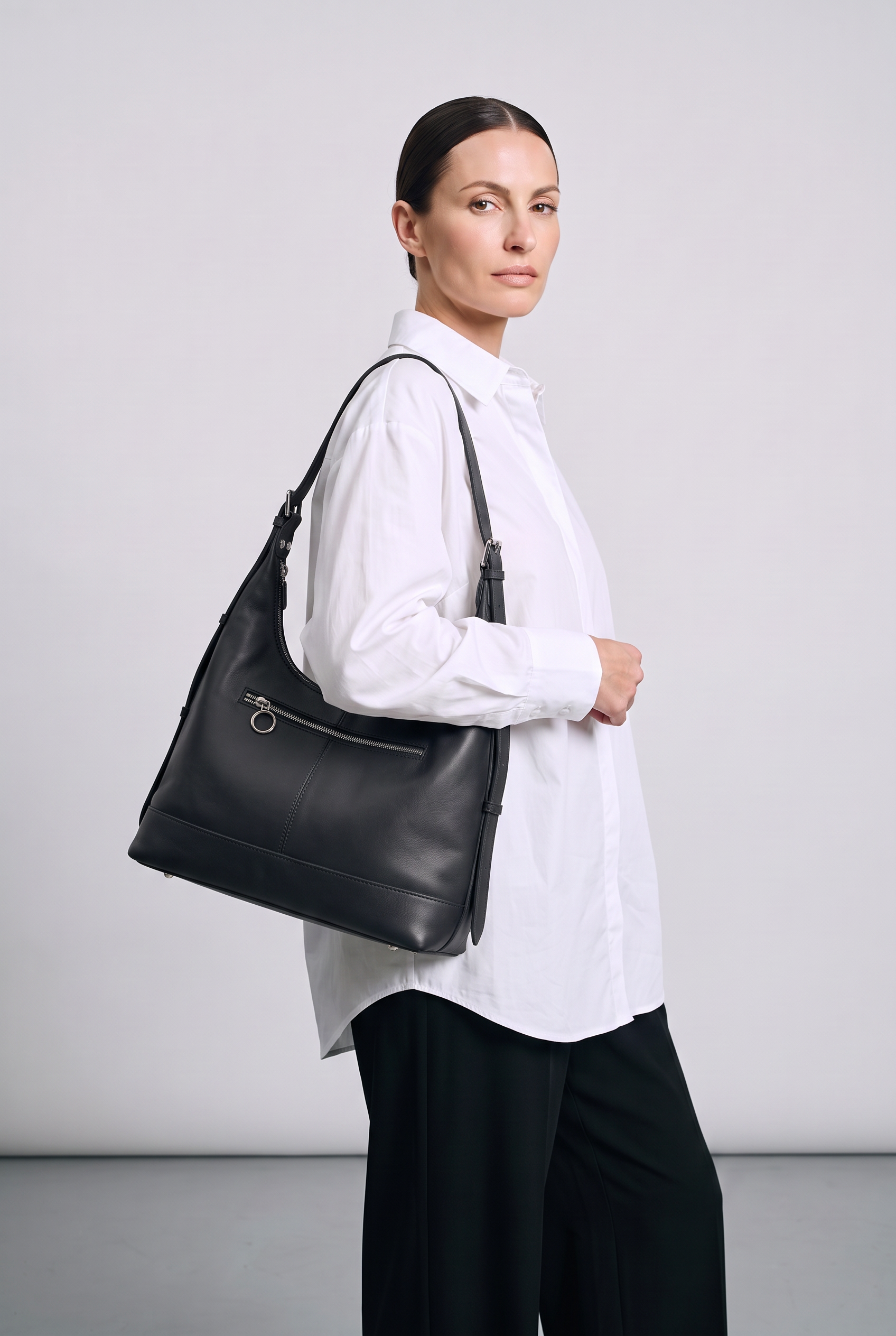 Sac AMELIA noir, porté, de face