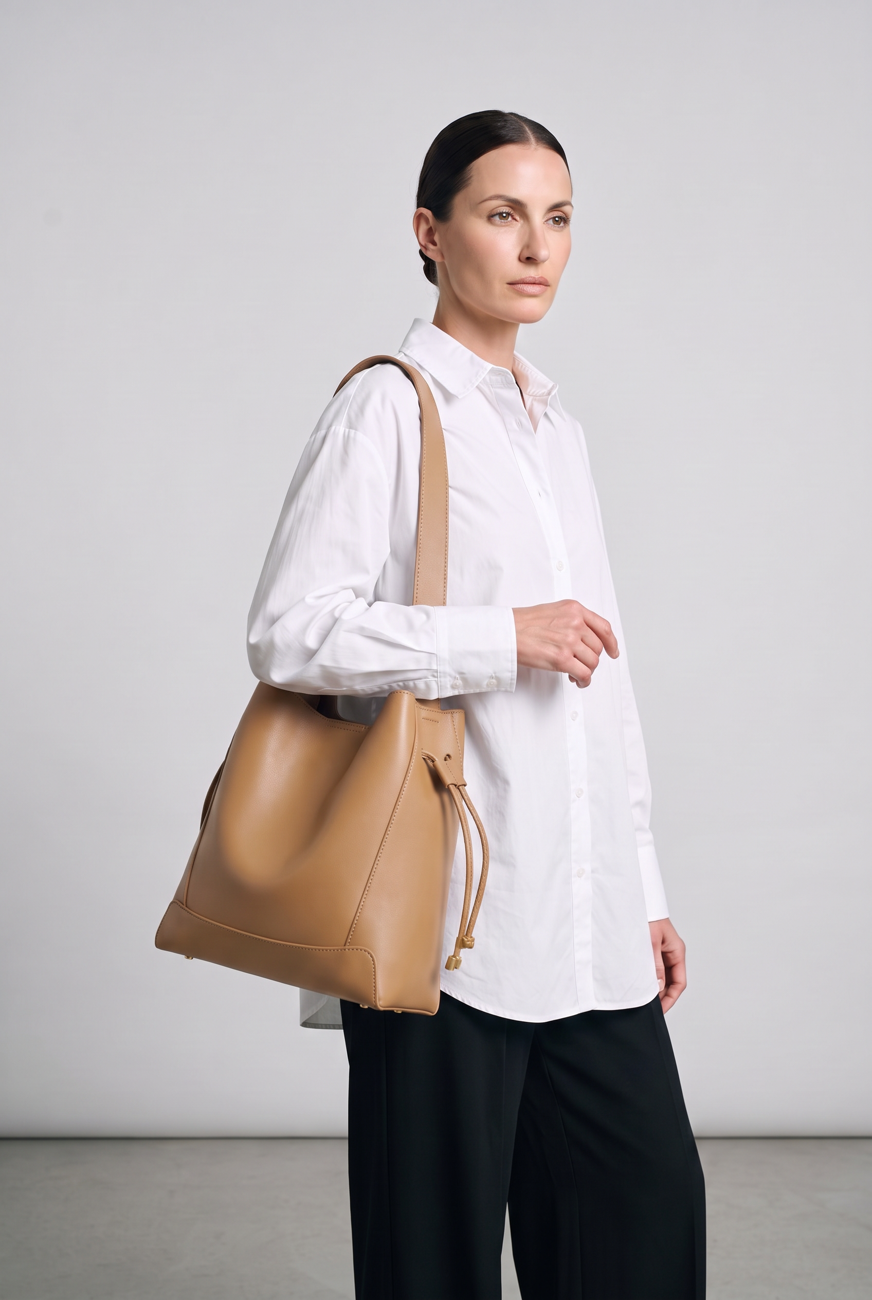Sac LEILA marron clair, porté, de face