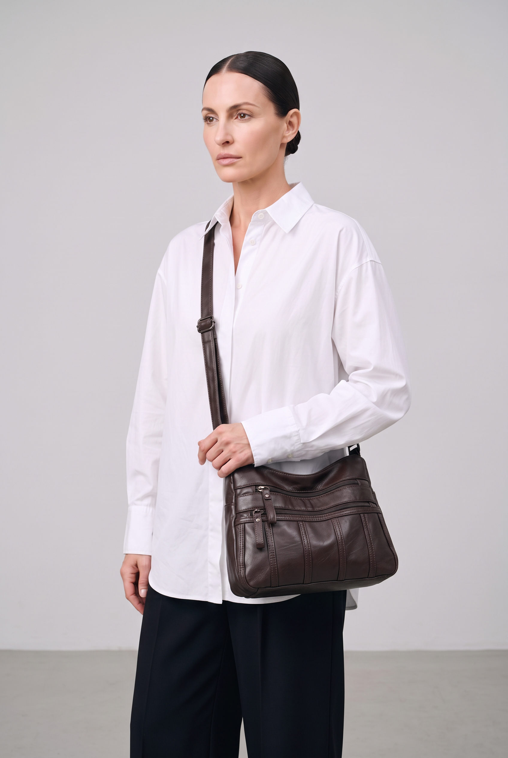 Sac TESSA marron foncé, porté, de face