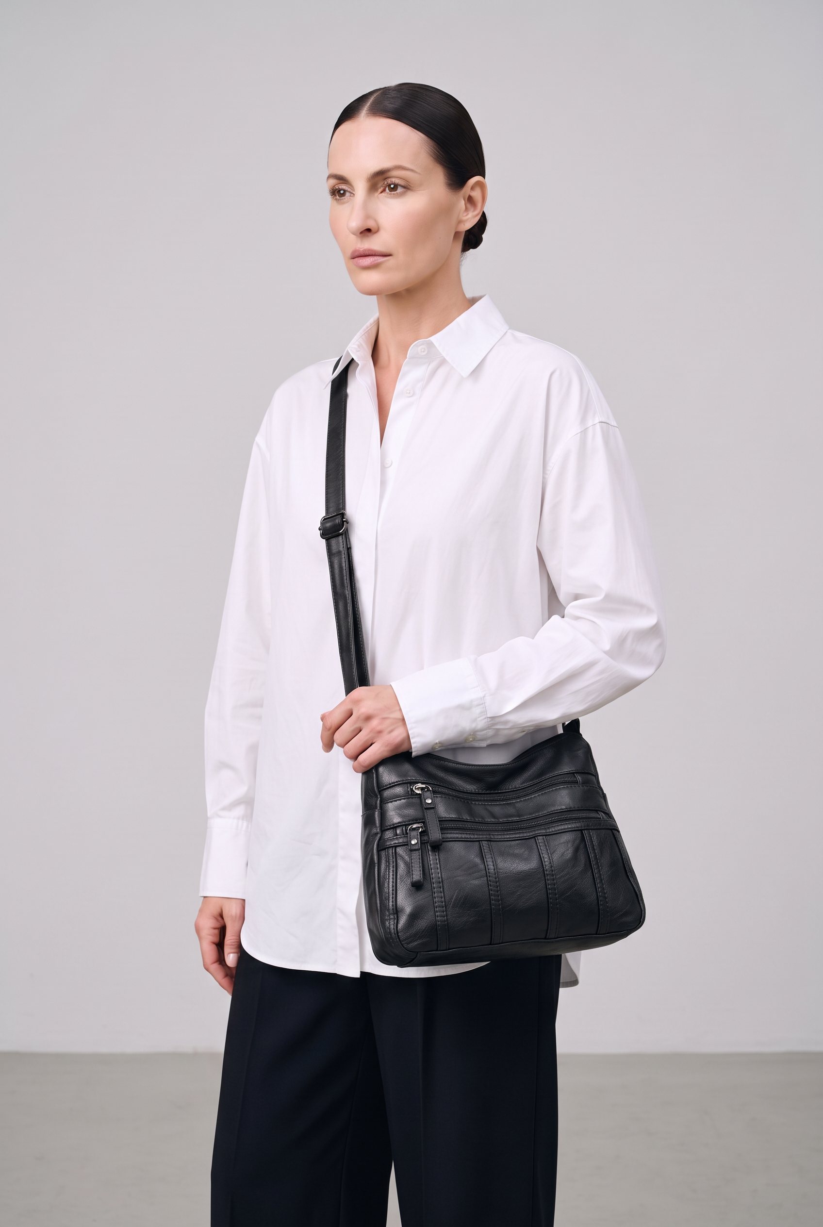 Sac TESSA noir, porté, de face
