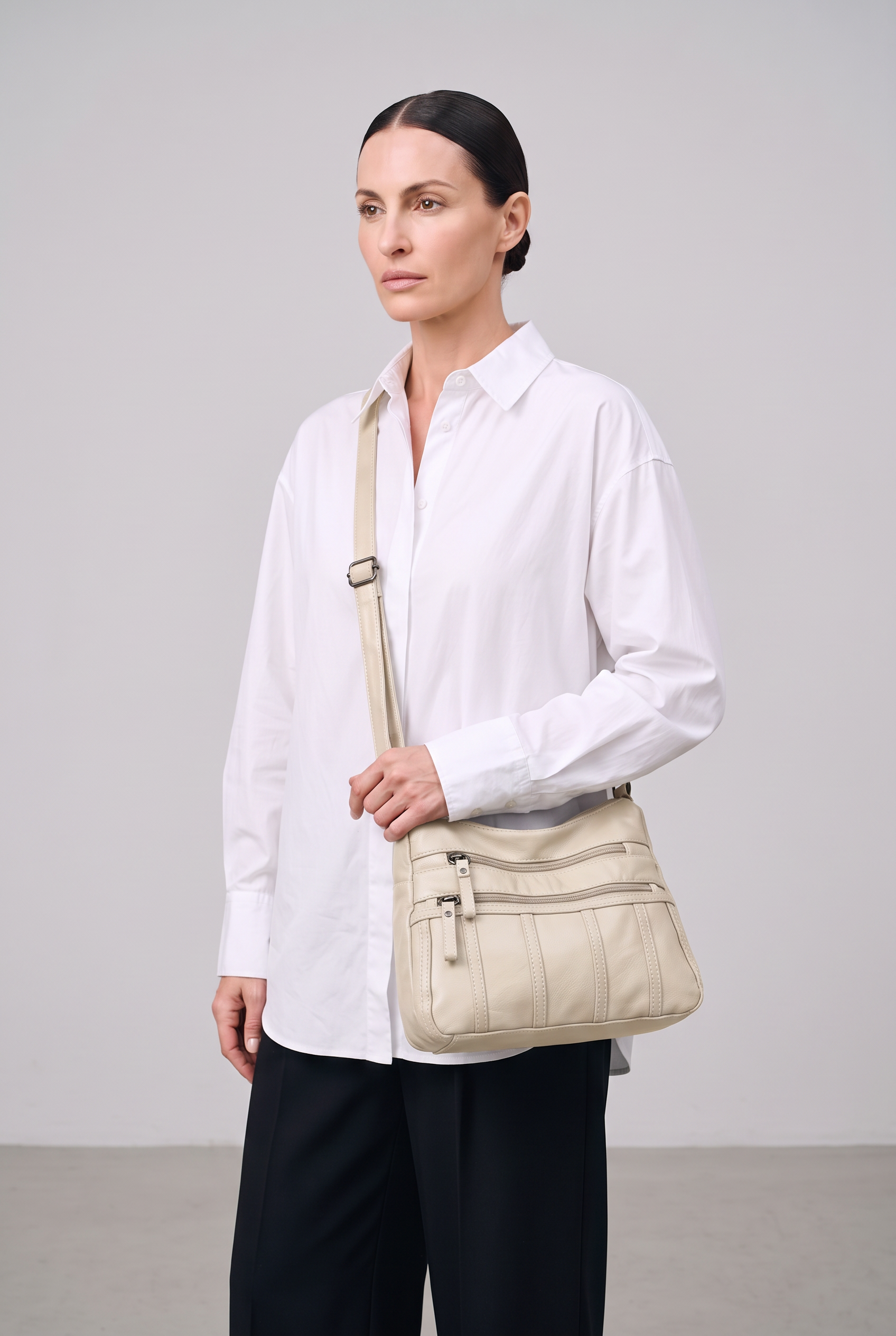 Sac TESSA beige, porté, de face