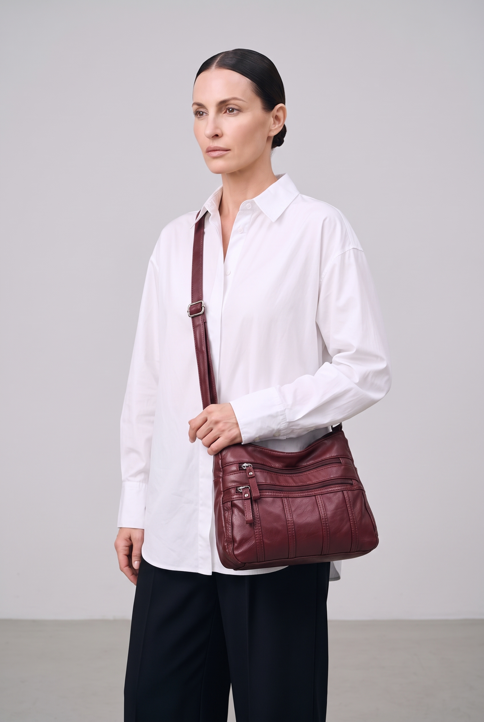 Sac TESSA rouge bordeaux, porté, de face