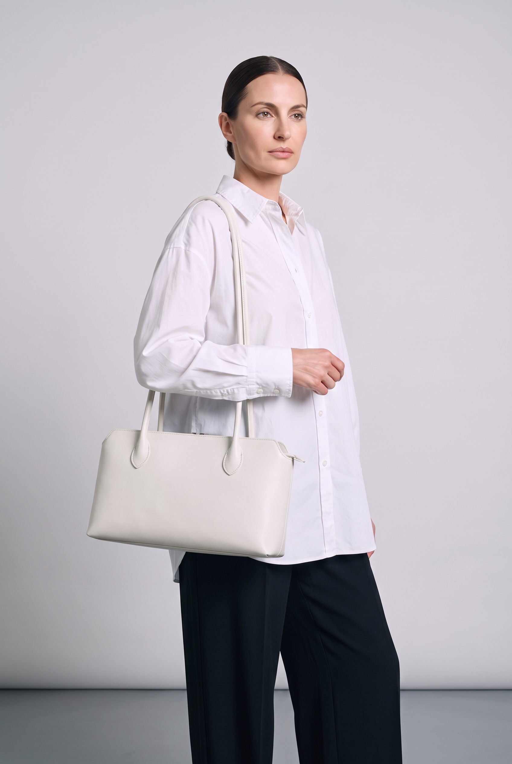 Sac AVA blanc, porté, de face