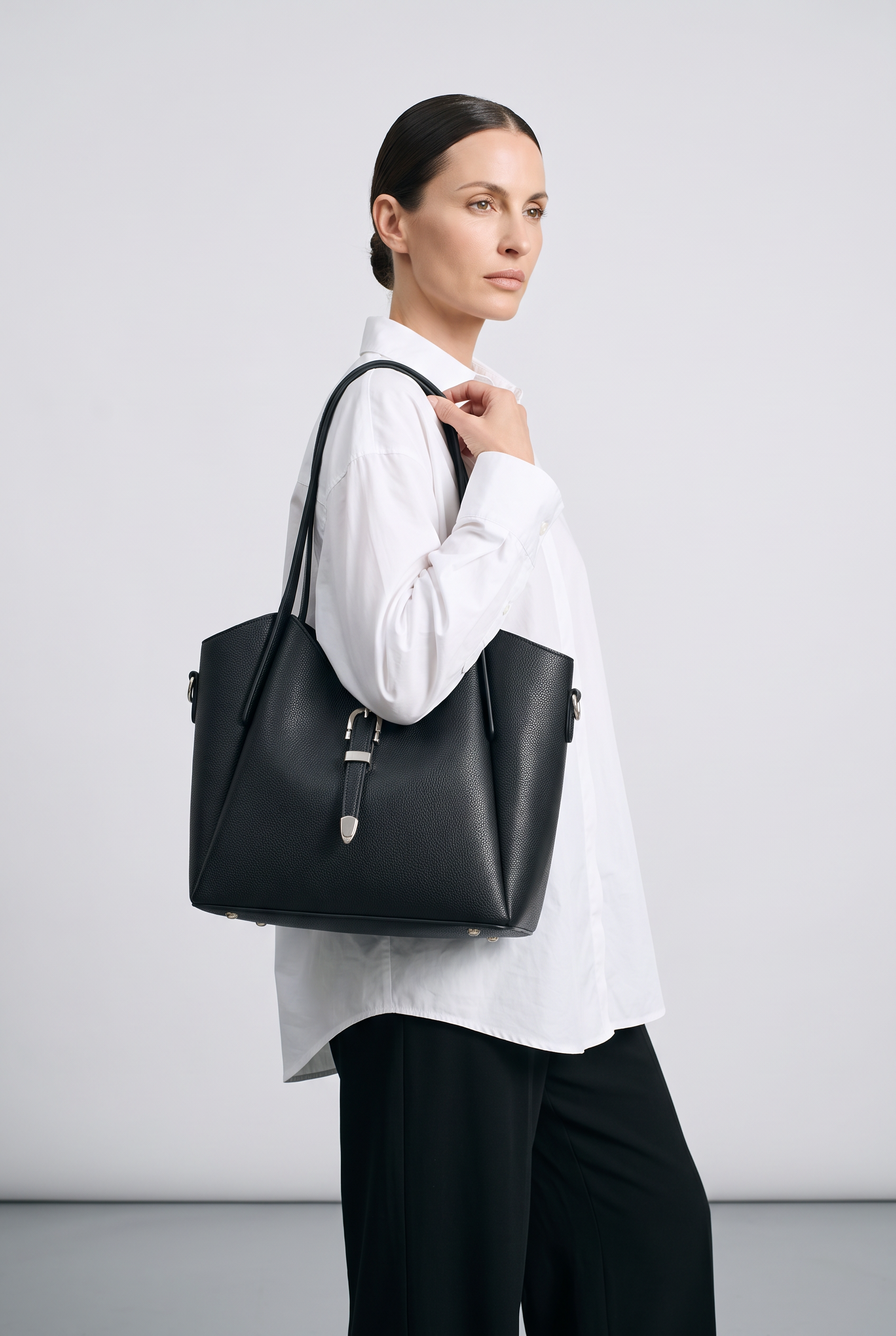 Sac cabas GIULIA noir, porté, de face