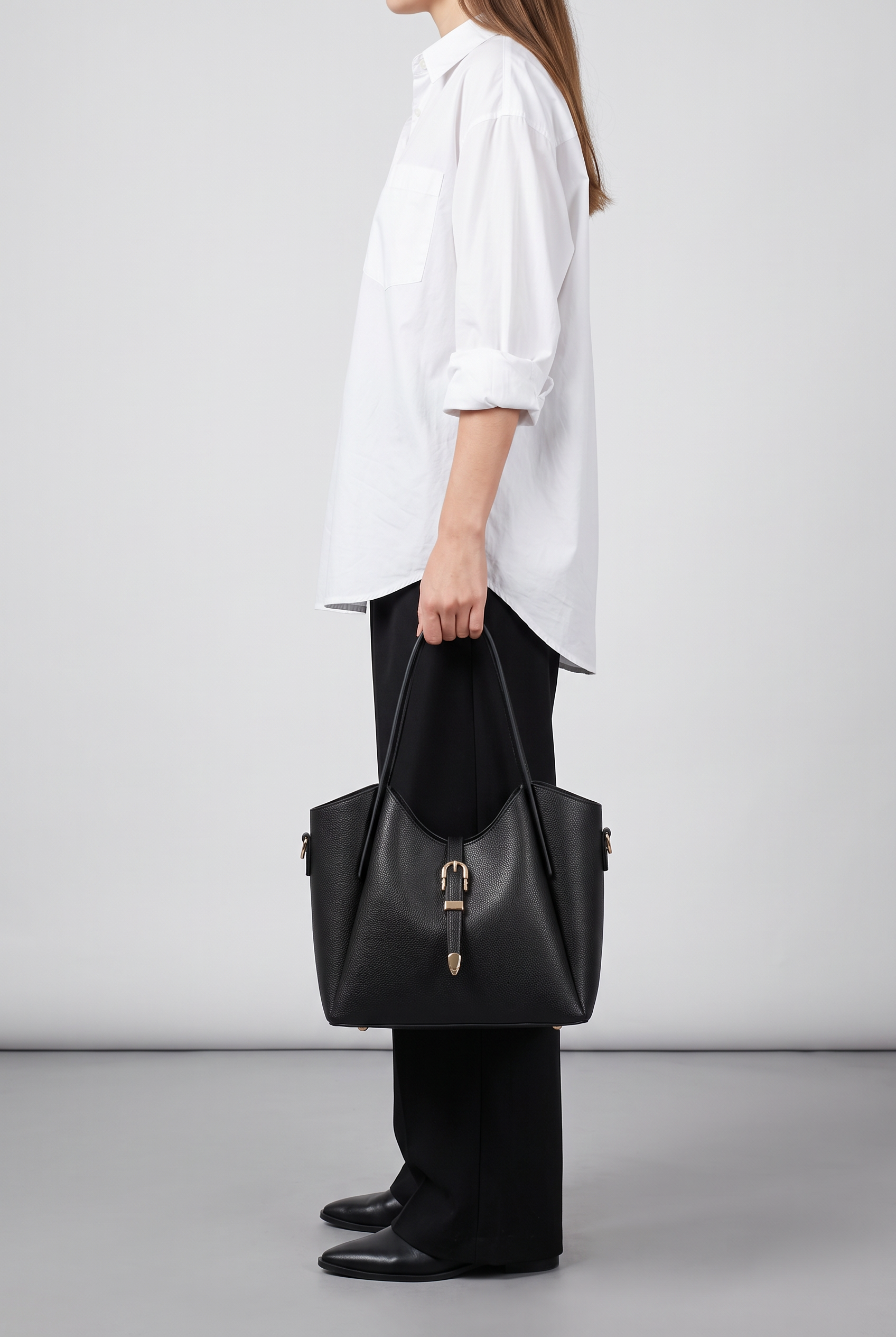 Sac cabas GIULIA noir, porté à la main
