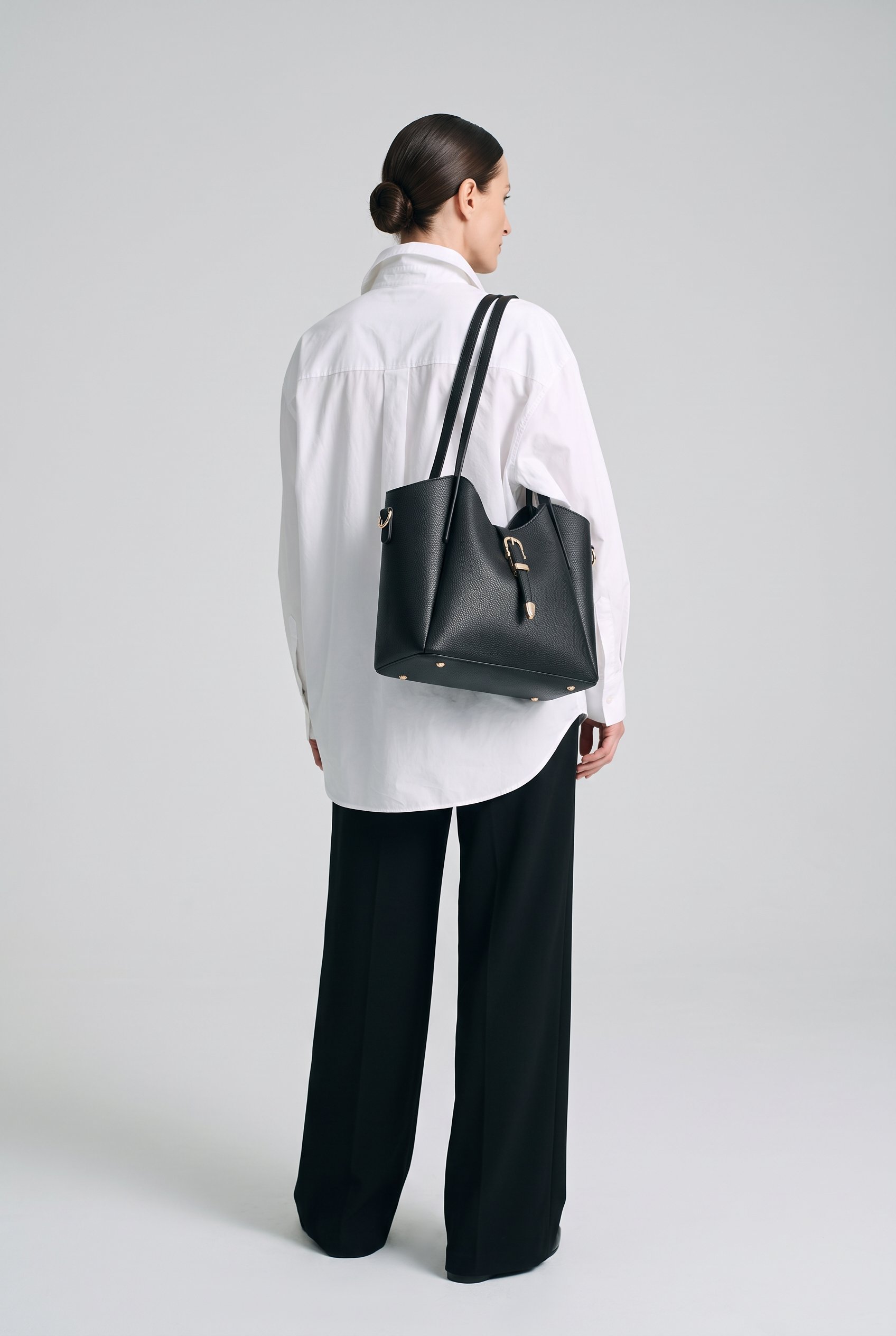 Sac cabas GIULIA noir, porté, de dos