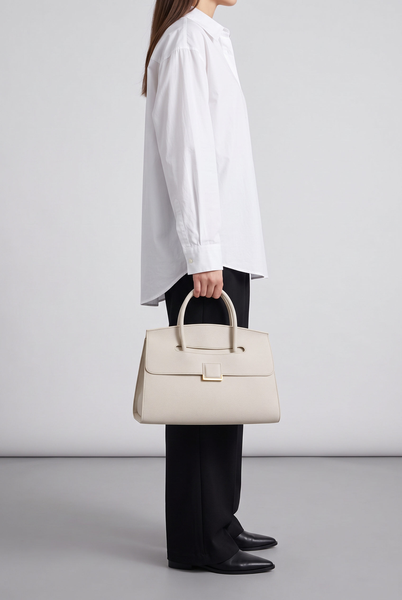 Sac à main MADISON crème, porté à la main