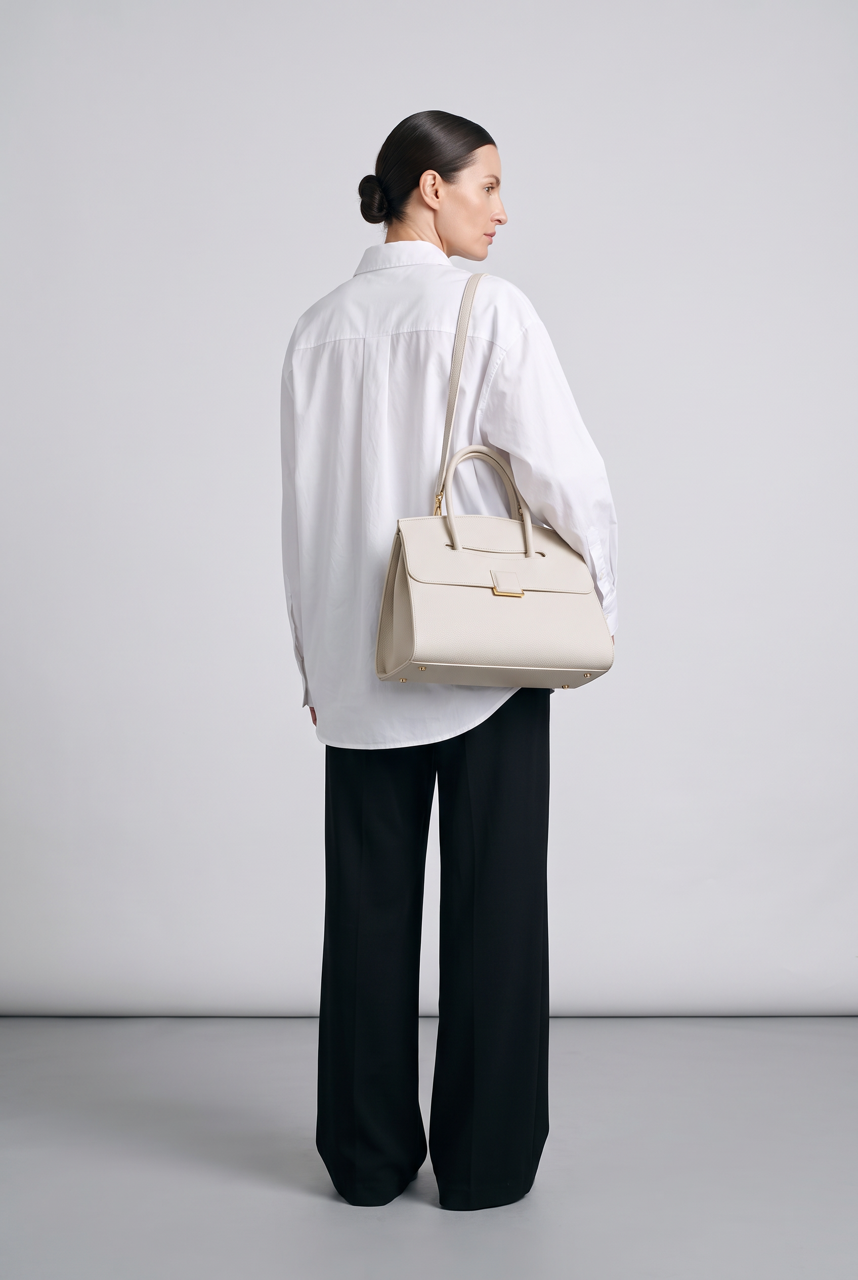 Sac à main MADISON crème, porté, de dos