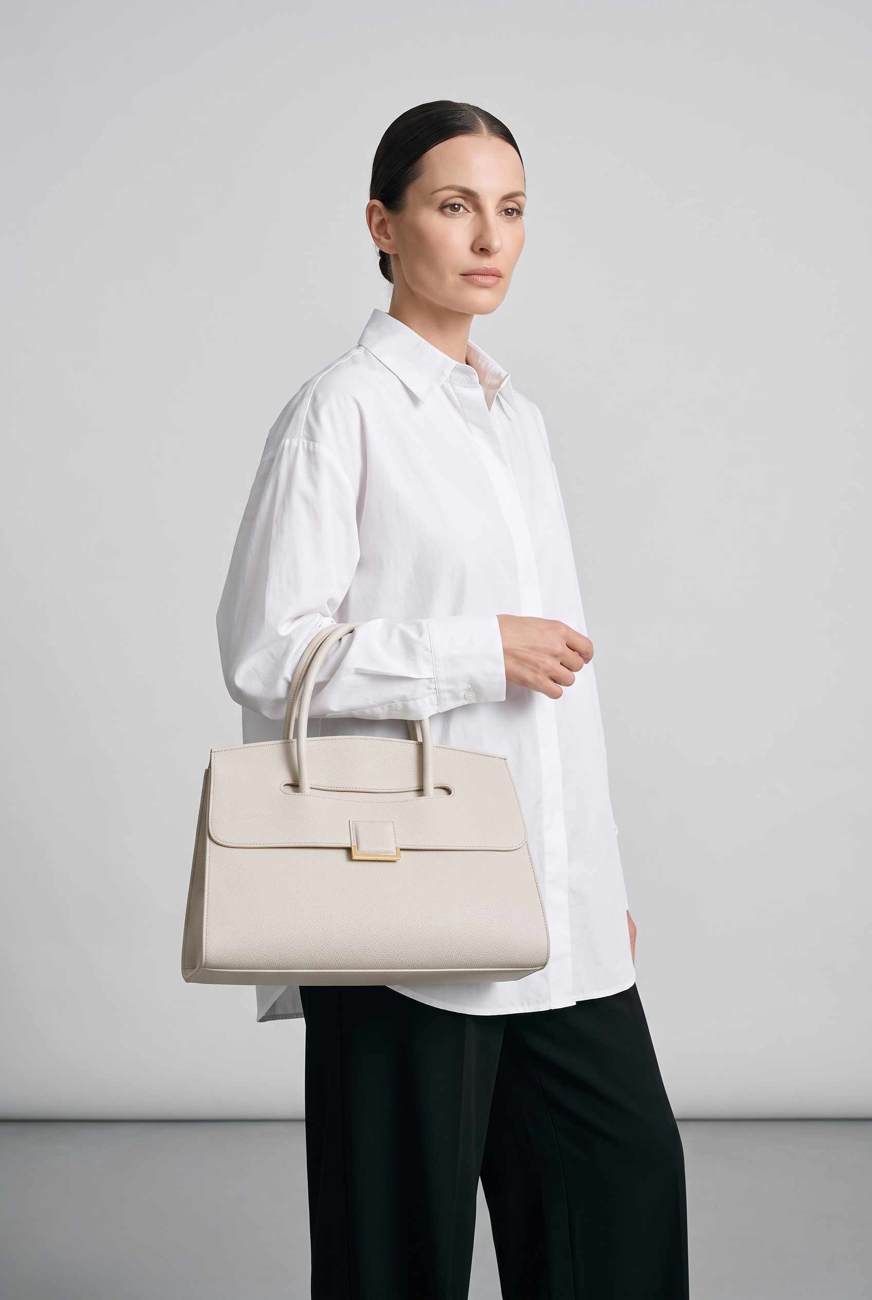 Sac à main MADISON crème, porté, de face