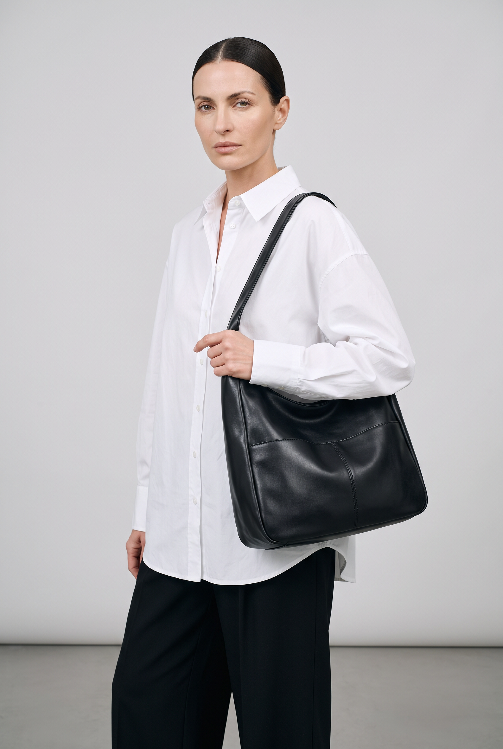 Sac hobo DAKOTA noir, porté, de face