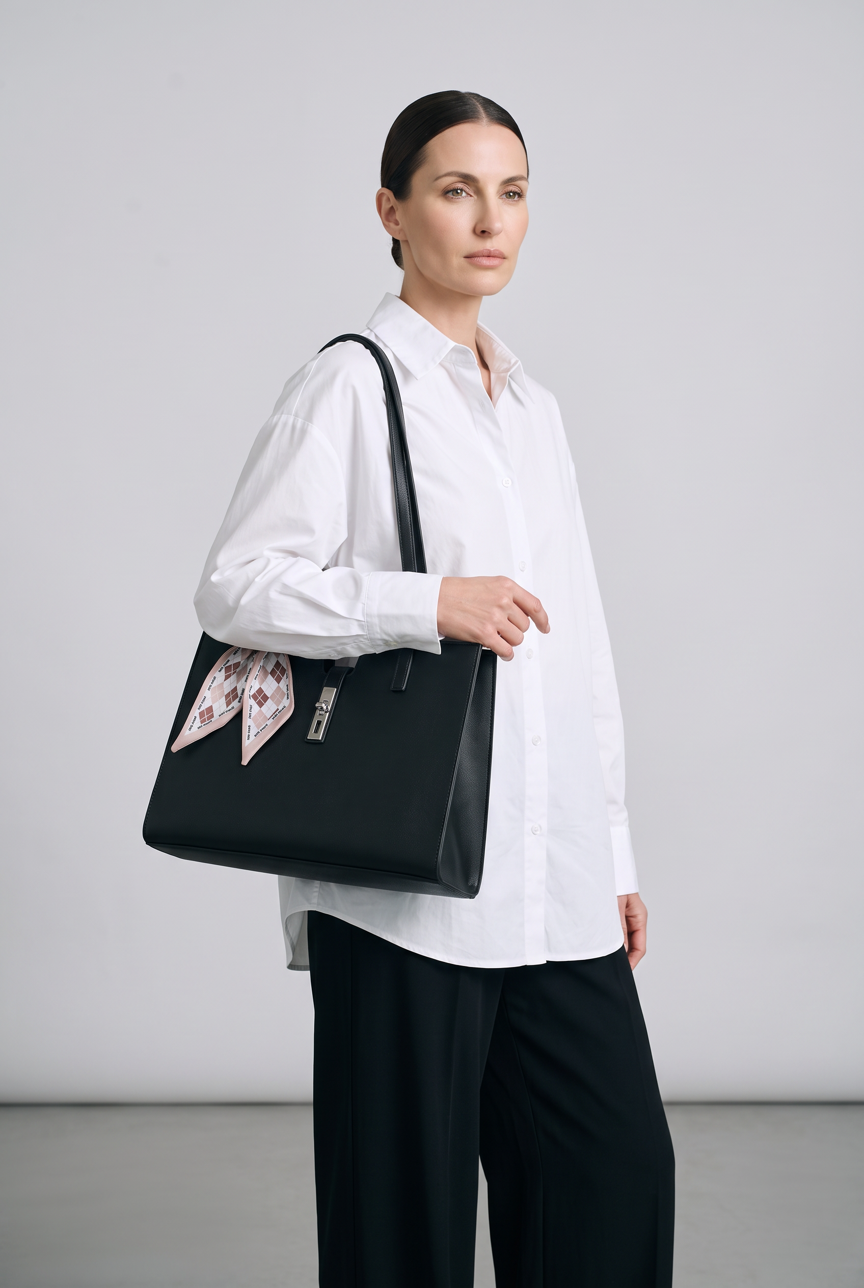 Sac cabas BIANCA noir, porté, de face