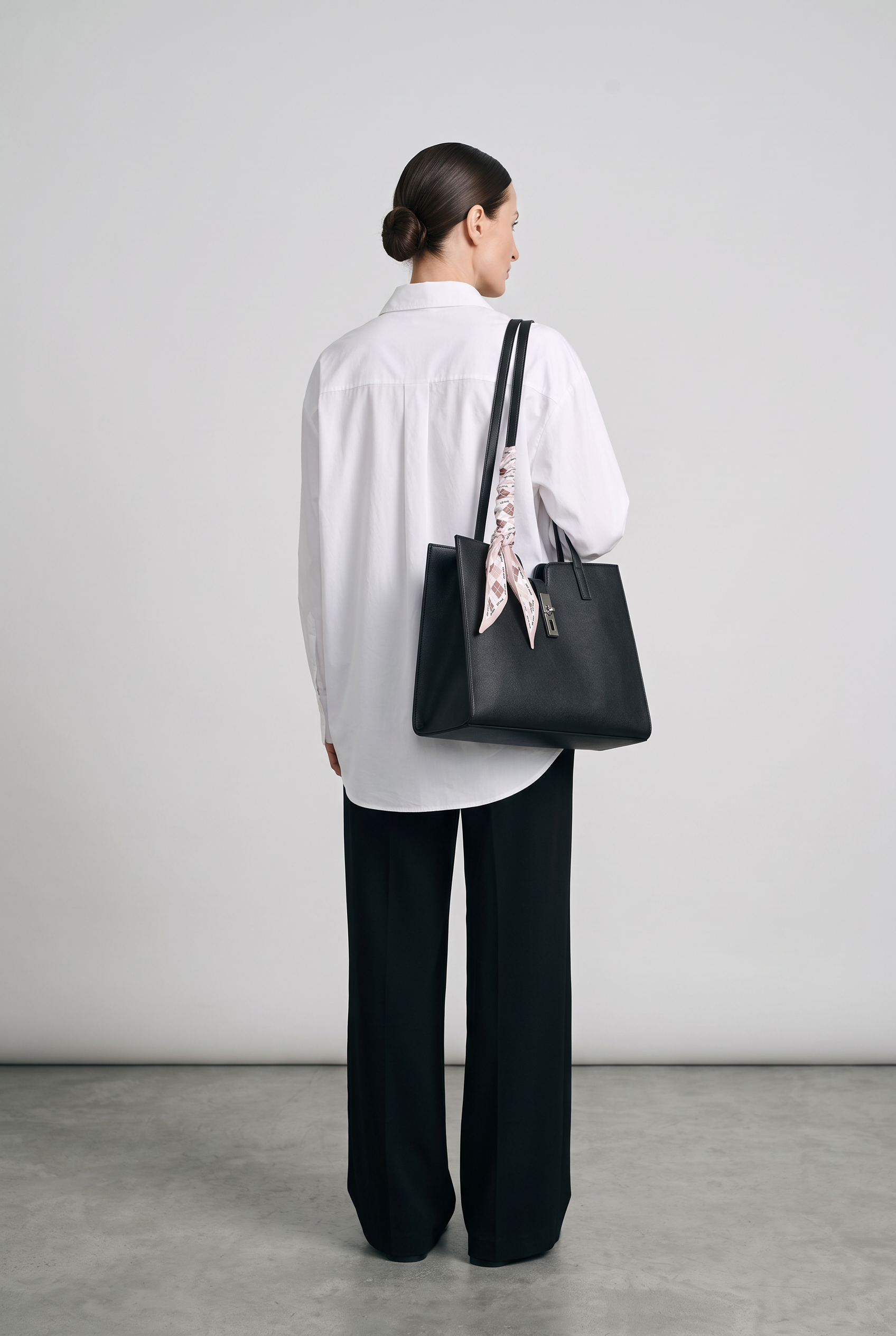 Sac cabas BIANCA noir, porté, de dos
