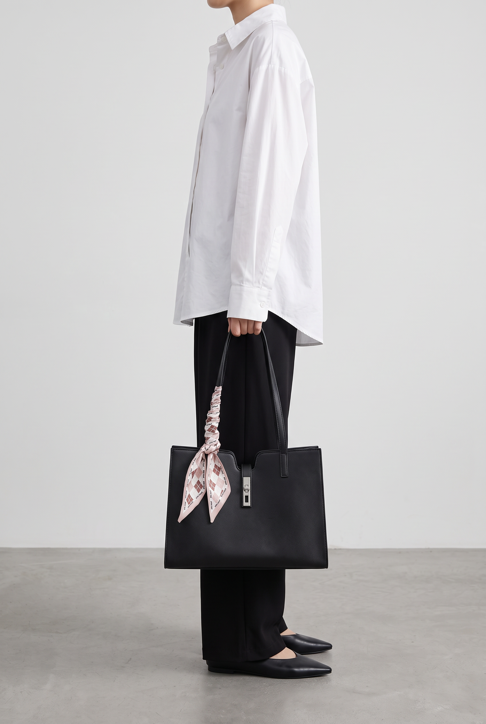 Sac cabas BIANCA noir, porté à la main