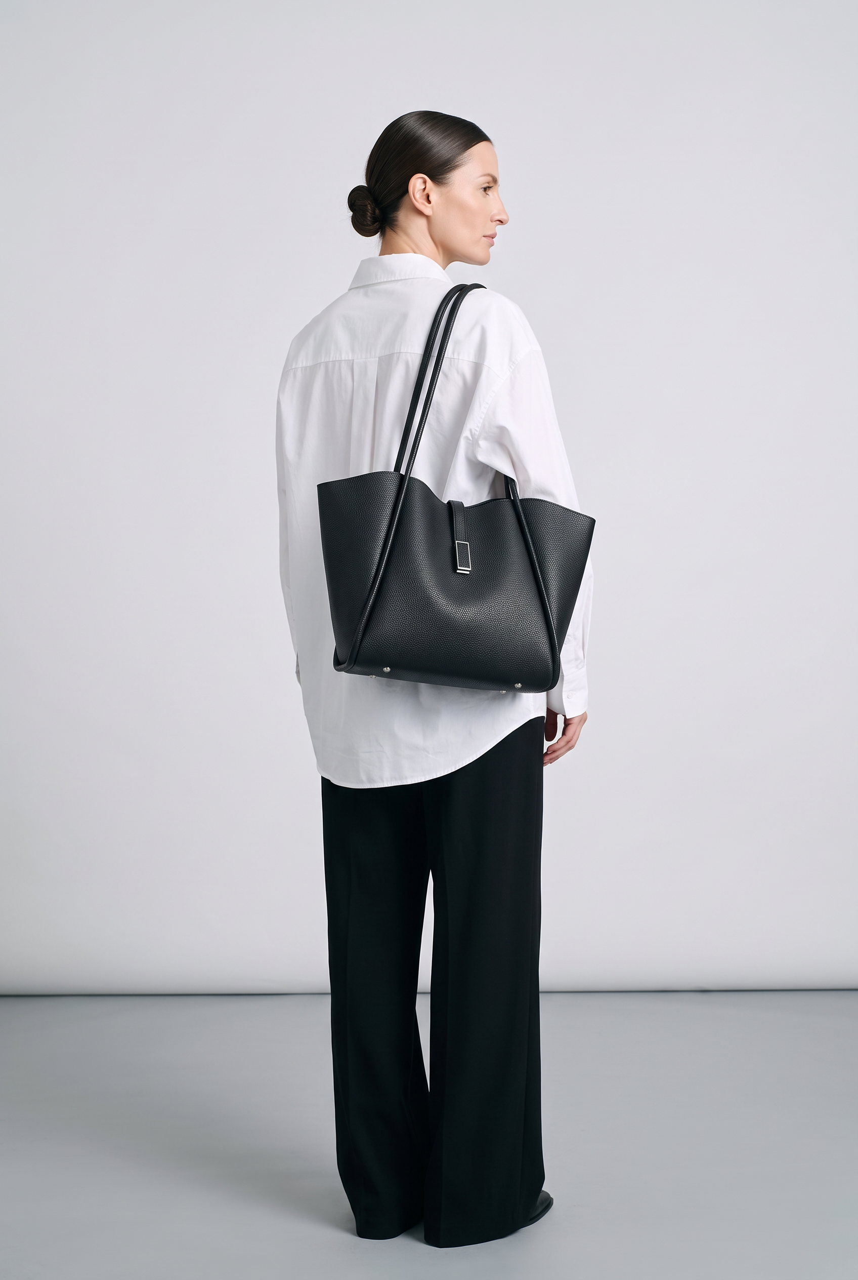 Sac cabas MARIANA noir, porté, de dos