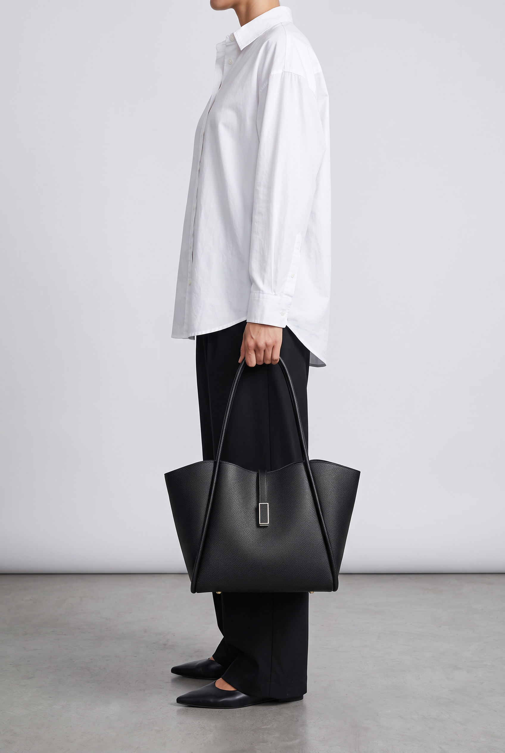 Sac cabas MARIANA noir, porté à la main