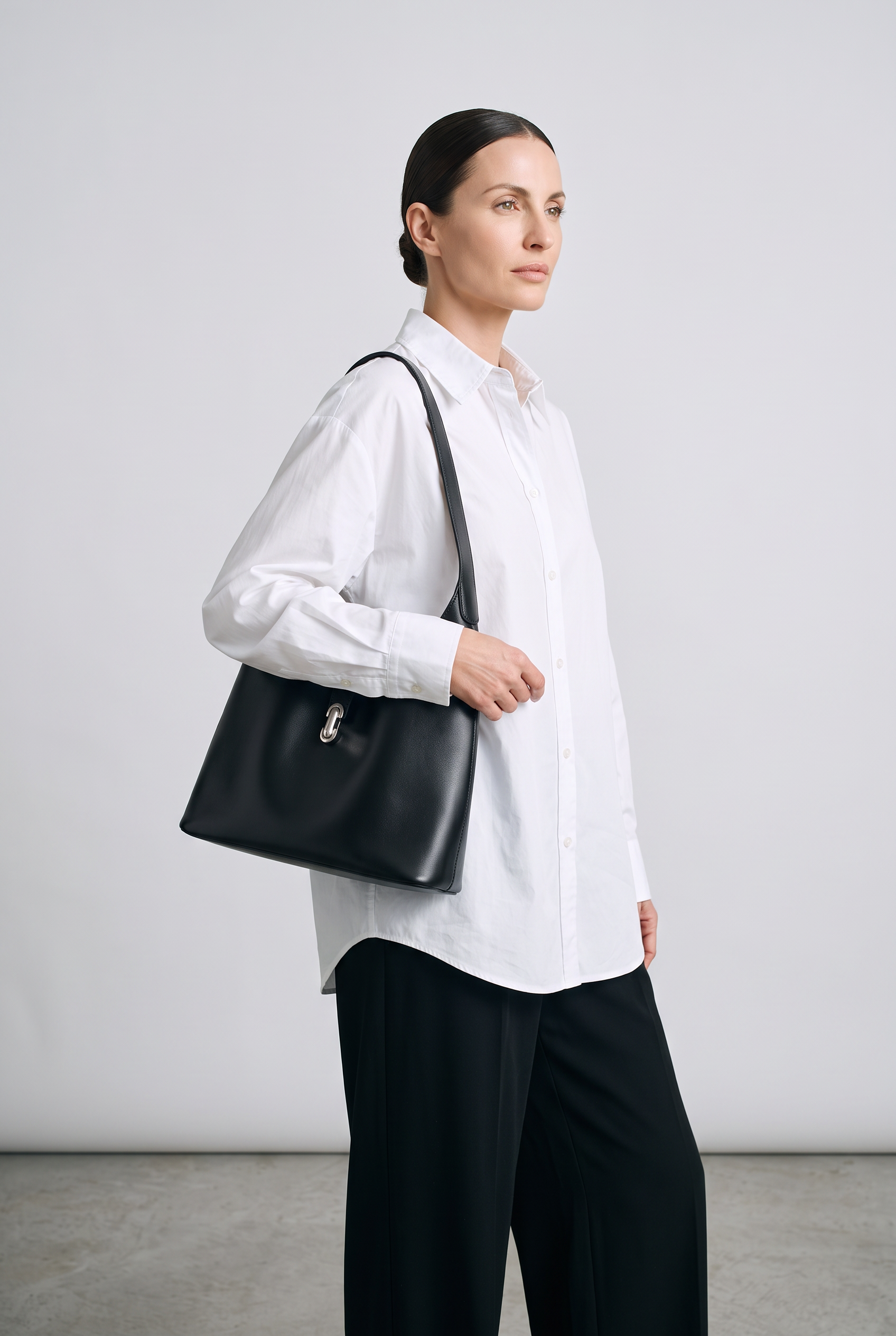 Sac hobo CARMEN noir, porté, de face