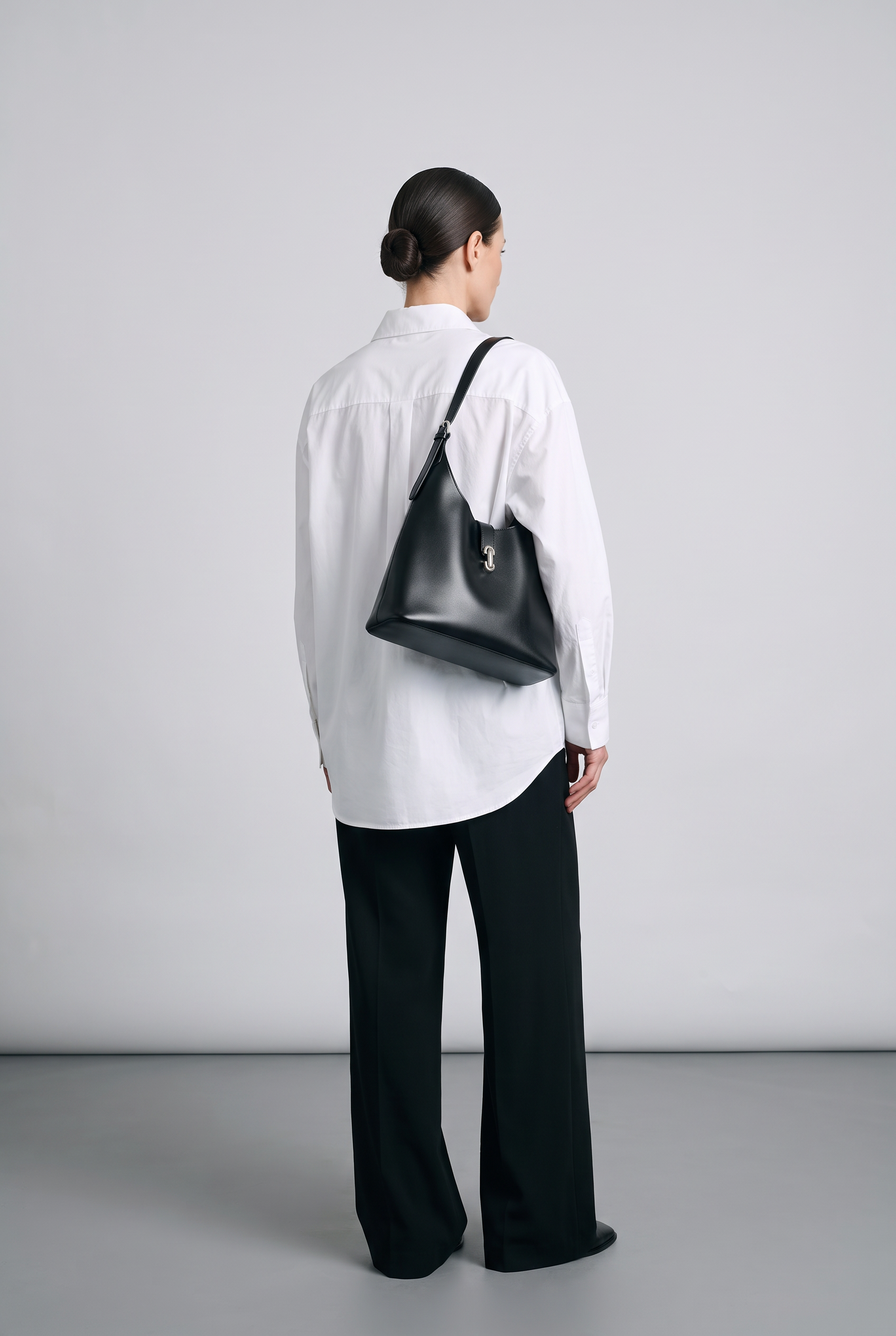 Sac hobo CARMEN noir, porté, de dos