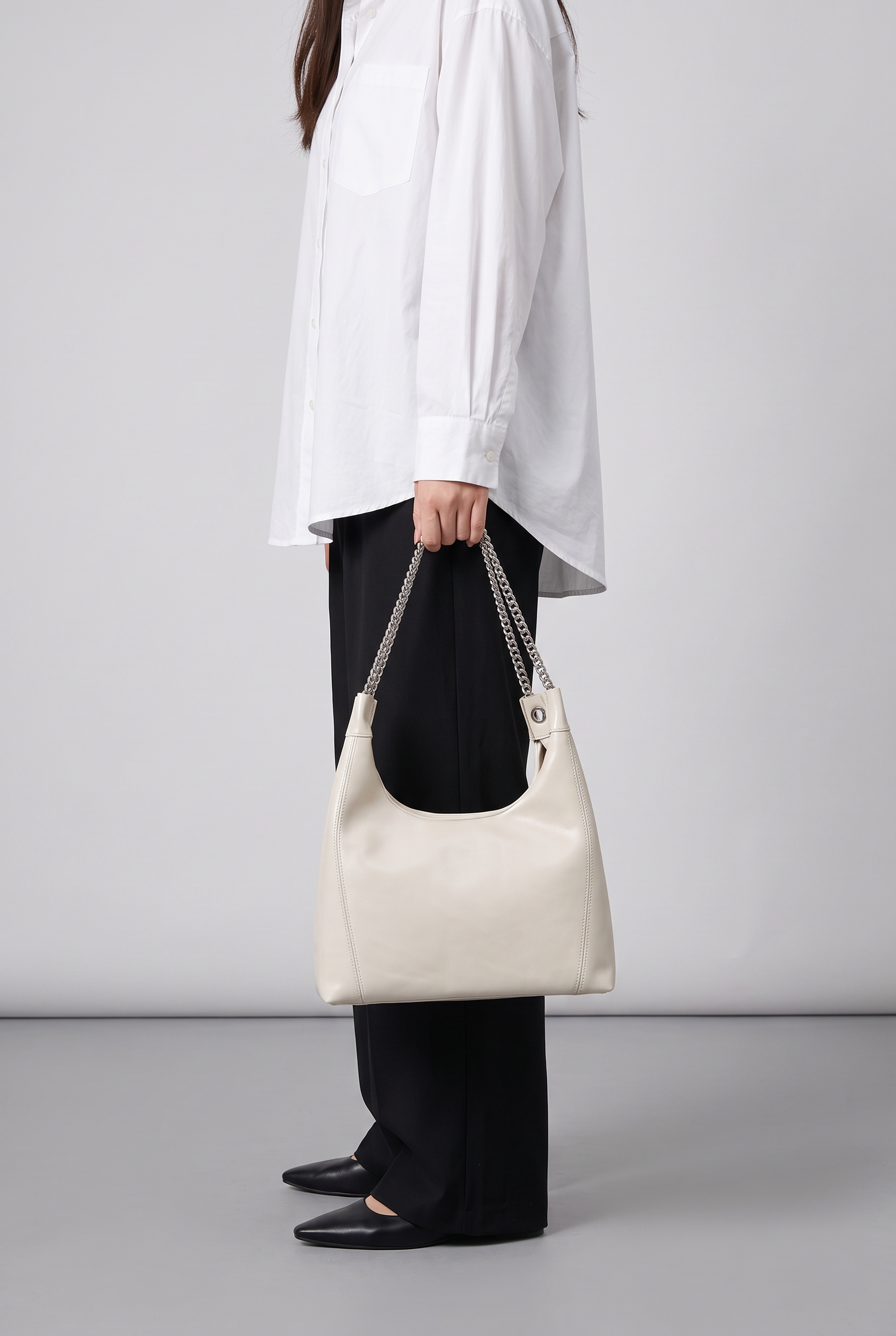 Sac hobo BEATRIZ blanc, porté à la main