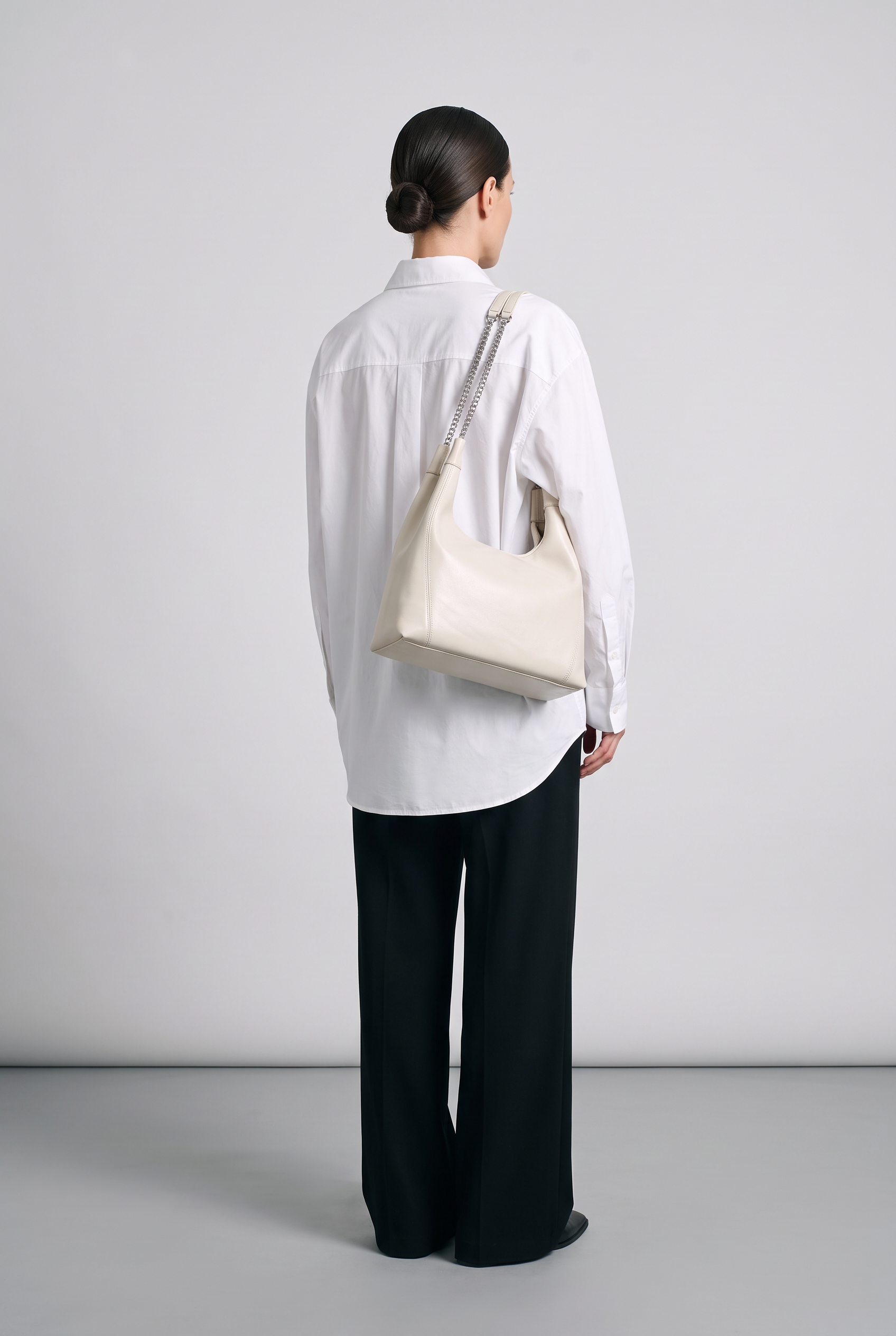 Sac hobo BEATRIZ blanc, porté, de dos