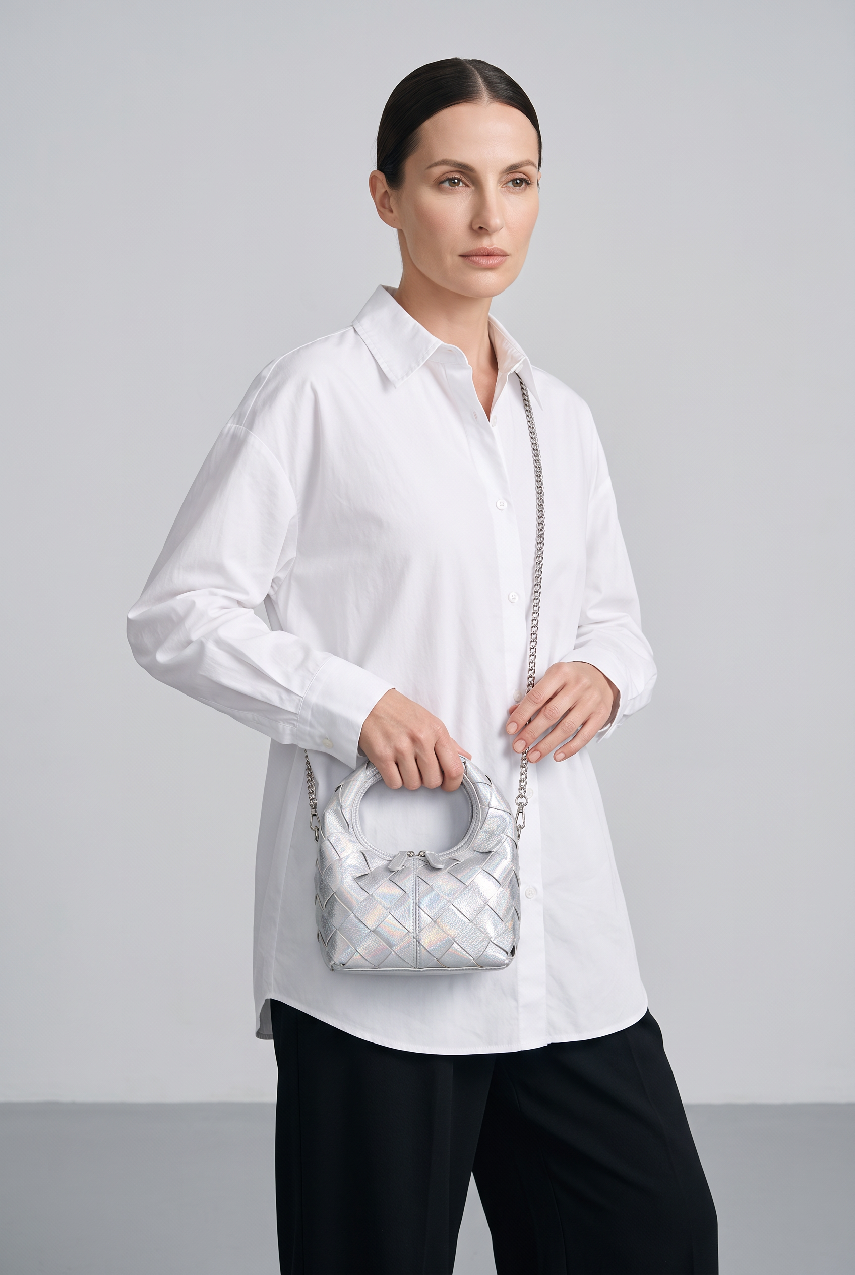 Mini sac AURORA argent, porté, de face