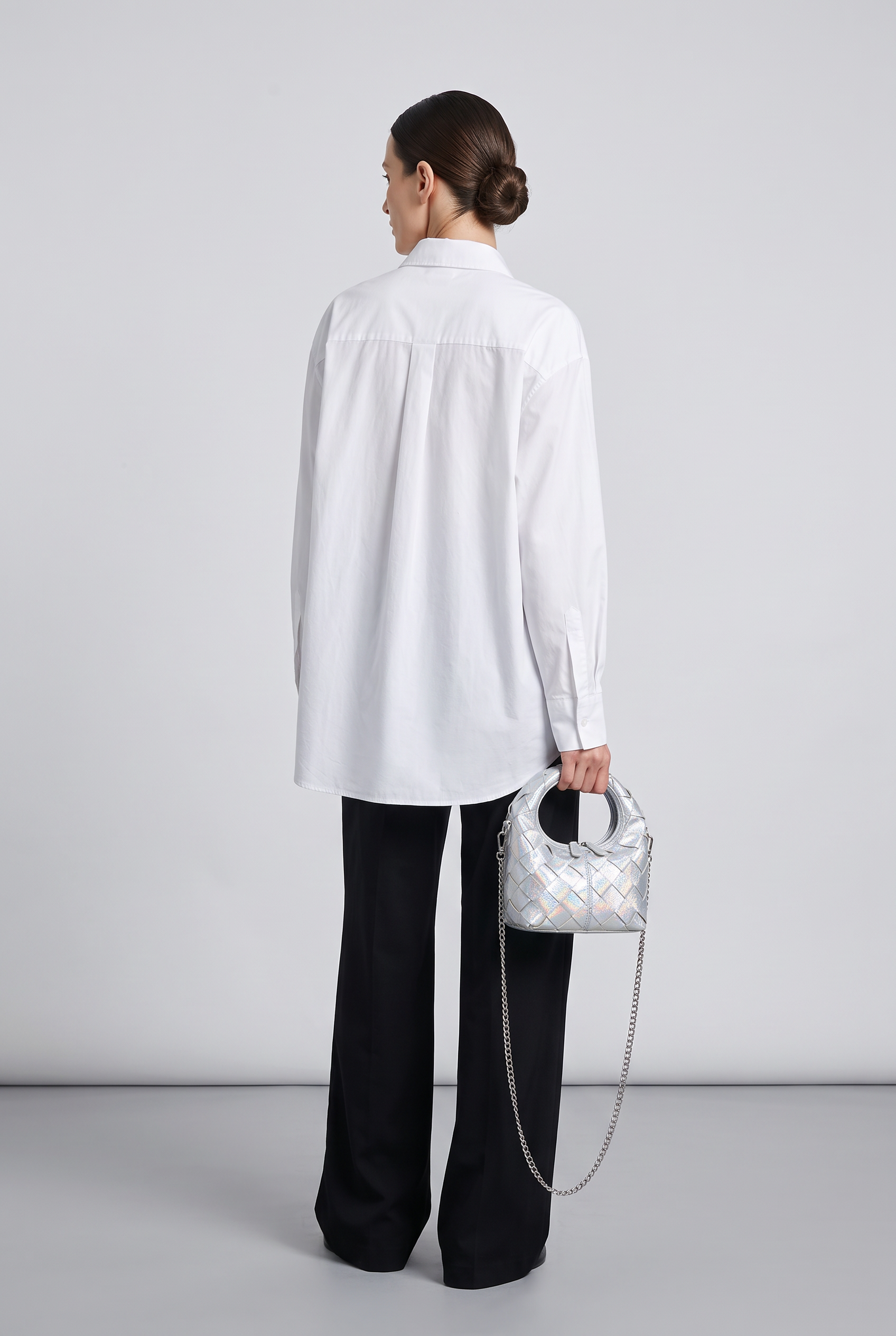 Mini sac AURORA argent, porté, de dos