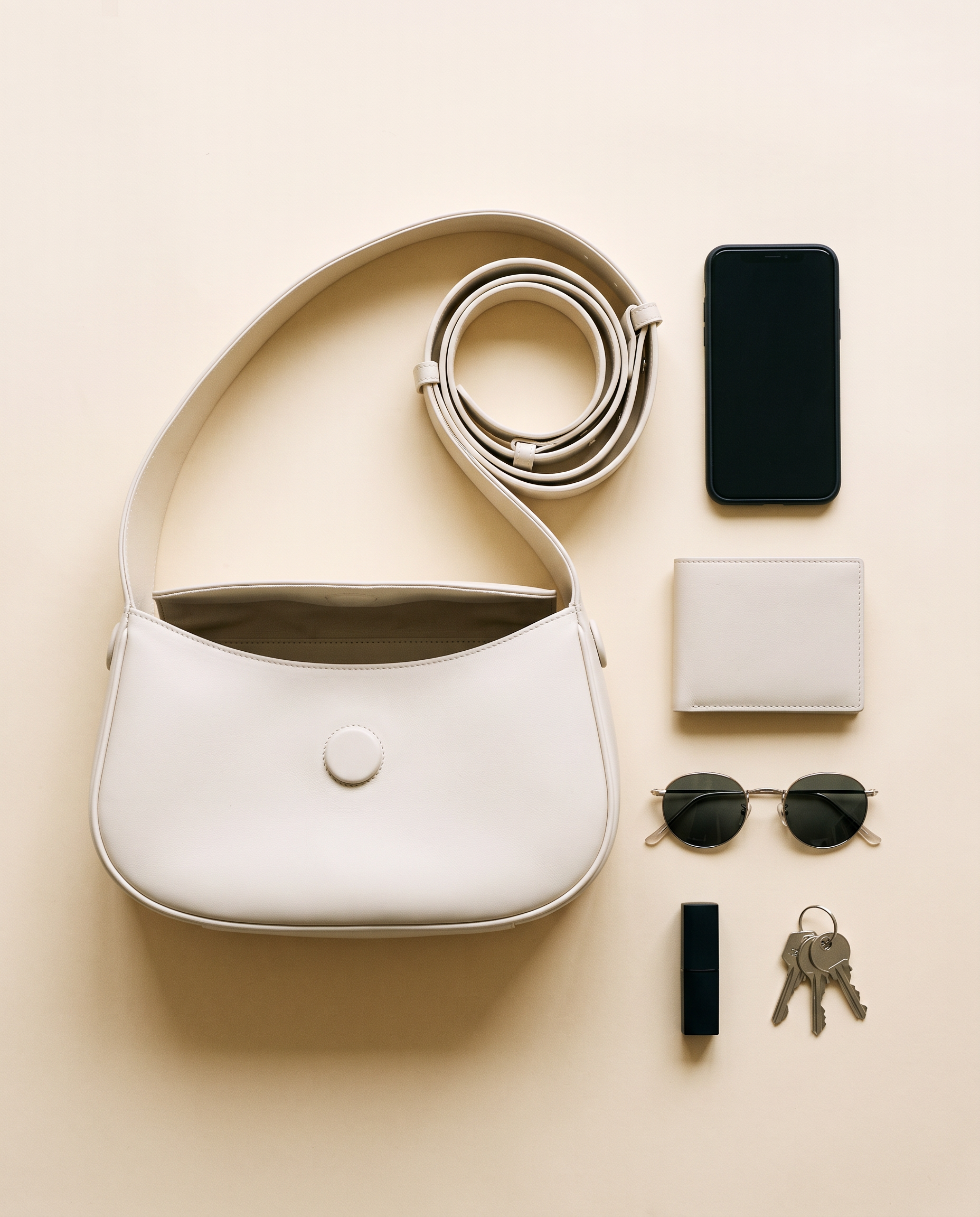 Sac bandoulière LUCIA crème, ce que le sac peut contenir