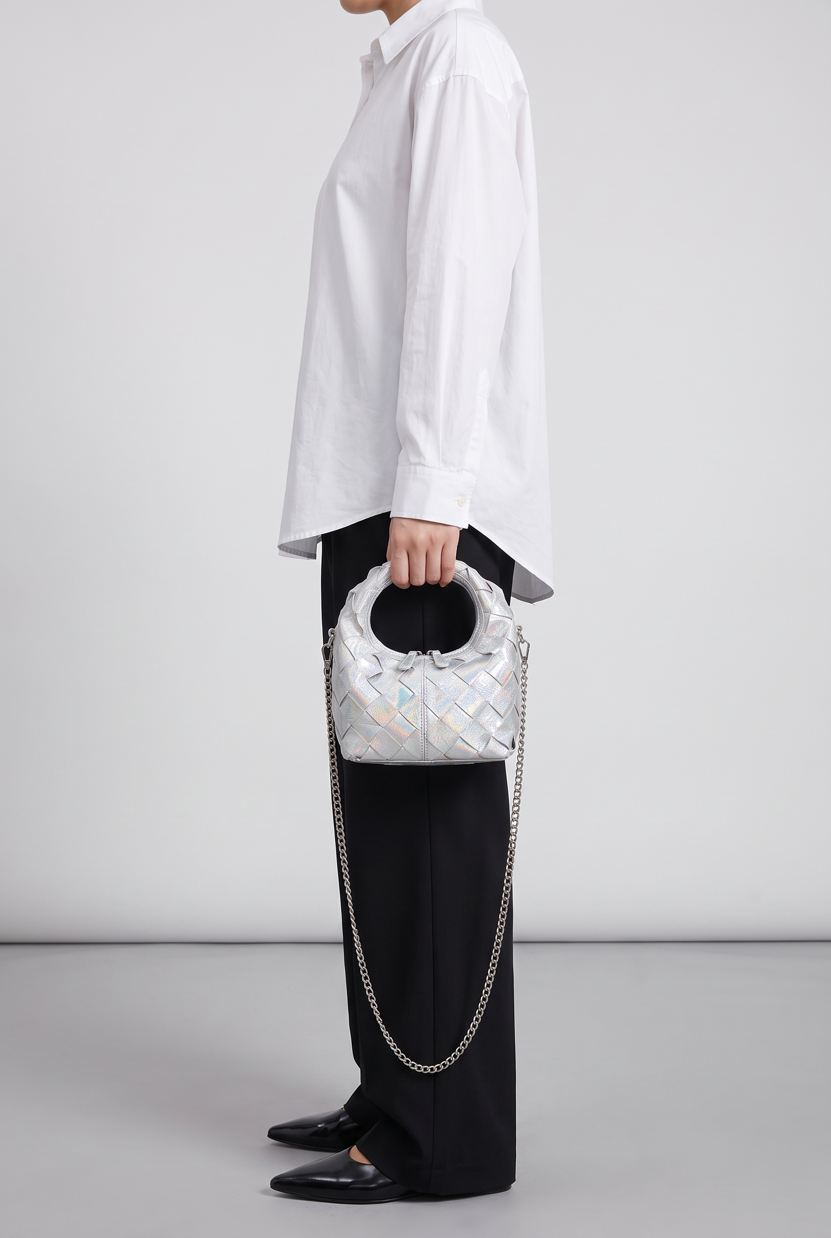 Mini sac AURORA argent, porté à la main