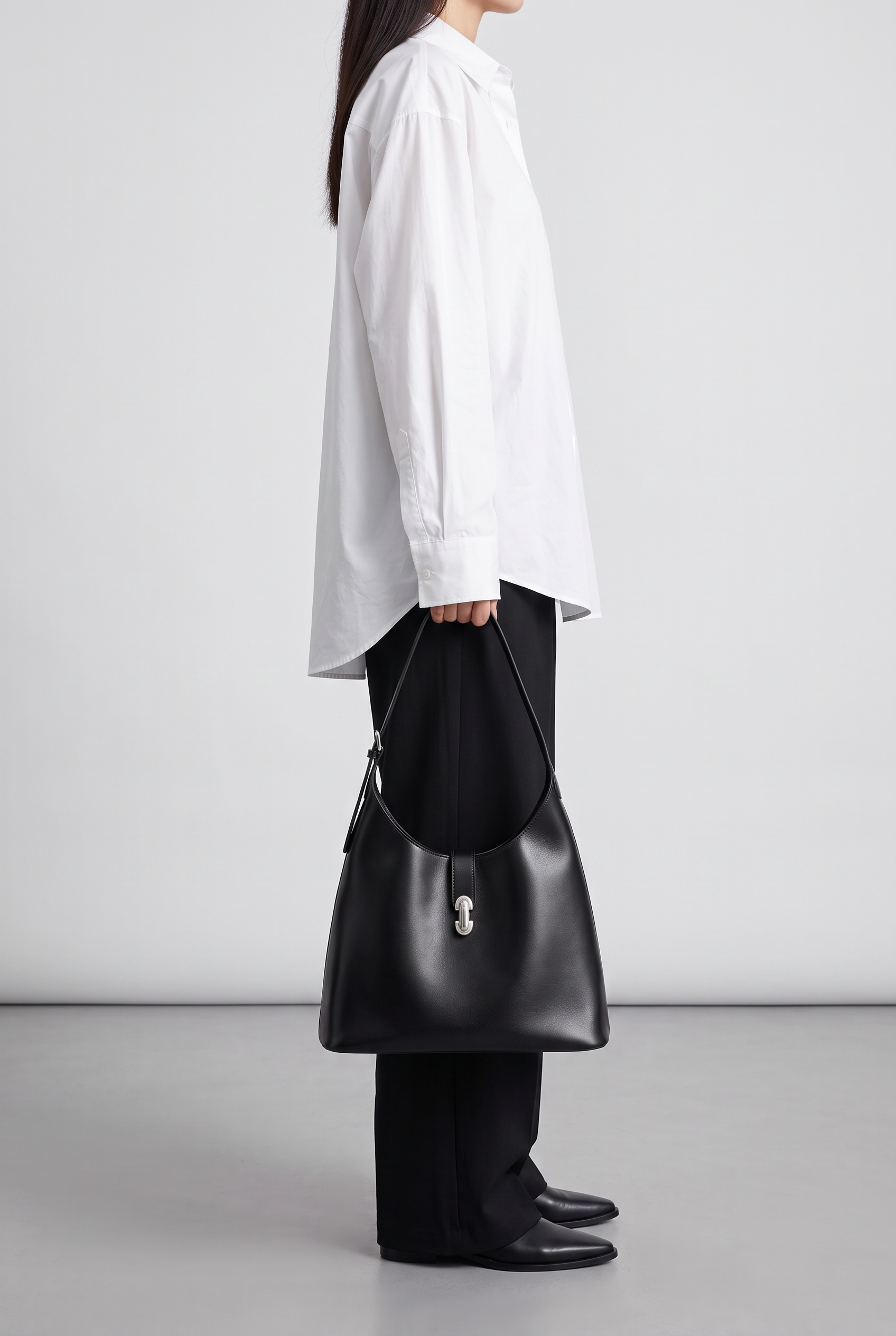 Sac hobo CARMEN noir, porté à la main